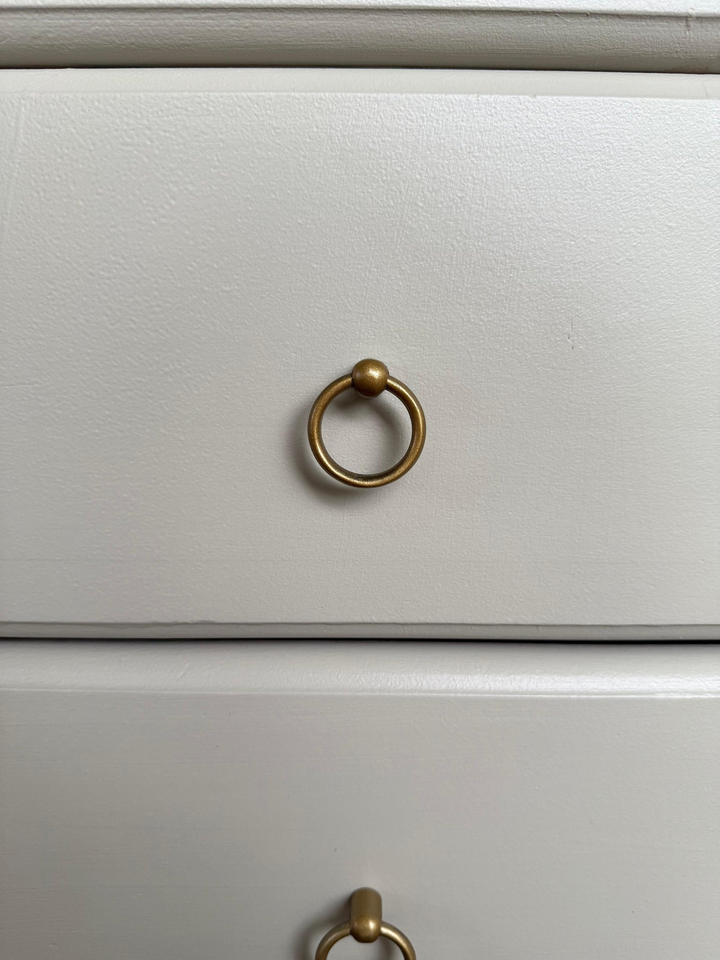 Upcycling Vintage Kommode | Sideboard im Greige | Landhausstil Möbel | Einzigartiges Unikat mit Olivgrün, Tapete & Goldakzenten