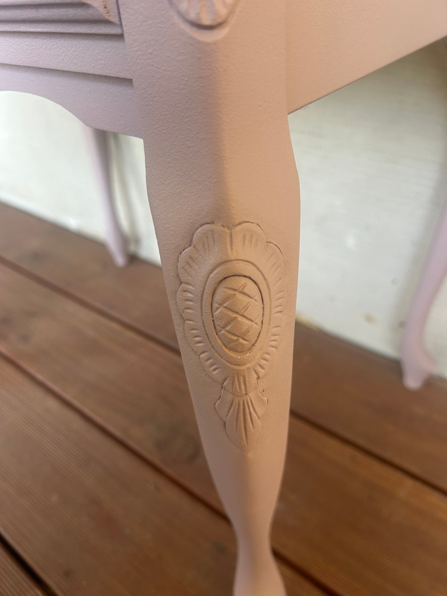 Elegante Vintage-Kommode im zarten Rosé – liebevoll im Upcycling neu gestaltet