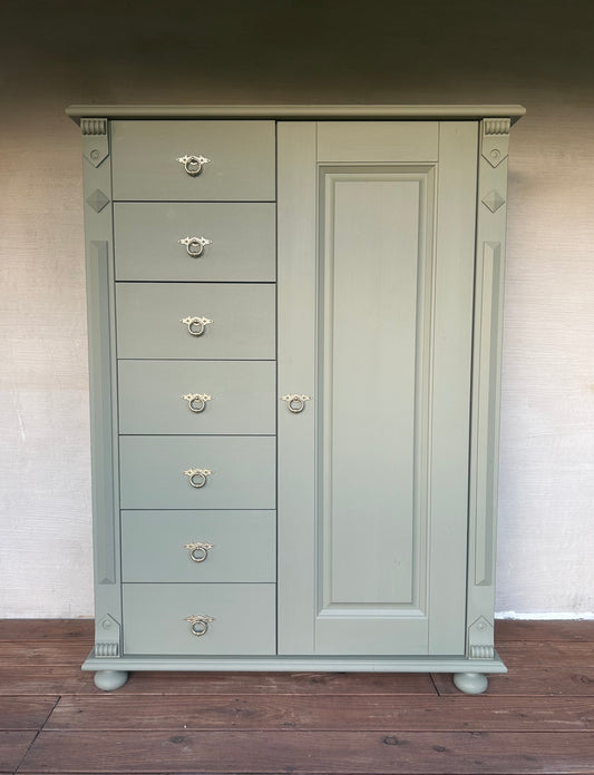 Salbei grüne Kommode mit Gold Akzenten | Vertiko mit Gold Akzenten | Kommode mit Schubladen | Unikat | Einzelstück
