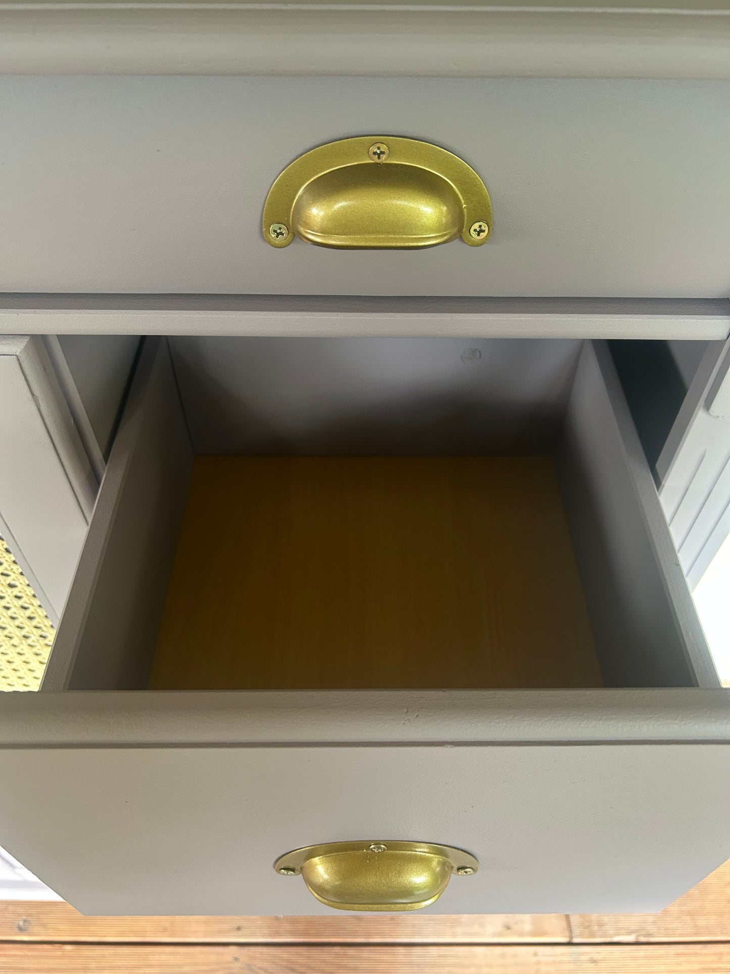 Kommode im Fliederton mit Gold Akzenten | Vertiko mit Gold Akzenten | Kommode mit Schubladen | Unikat | Einzelstück | Wiener Geflecht Rattan