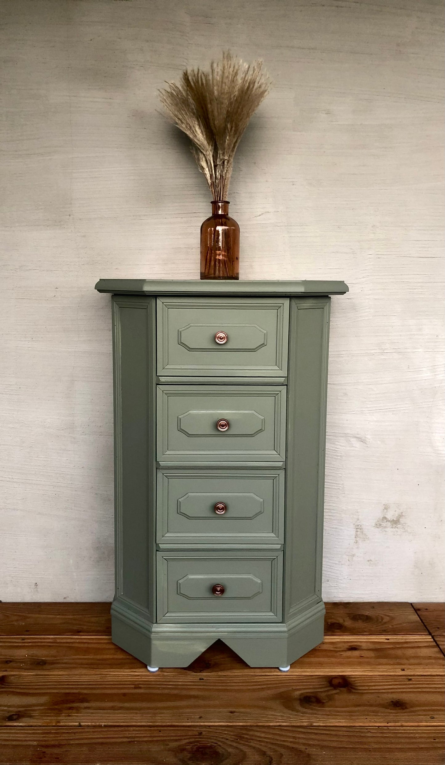 Upcycling Vintage-Kommode im gemütlichen Landhausstil grün