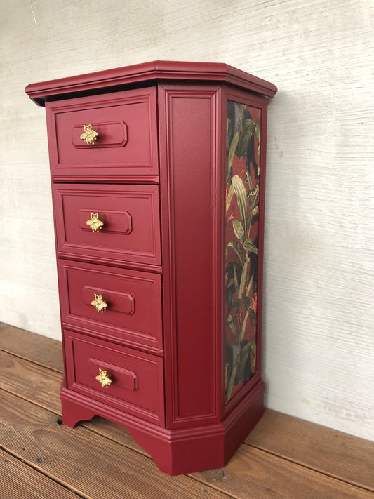Upcycling Vintage-Kommode im gemütlichen Landhausstil rot