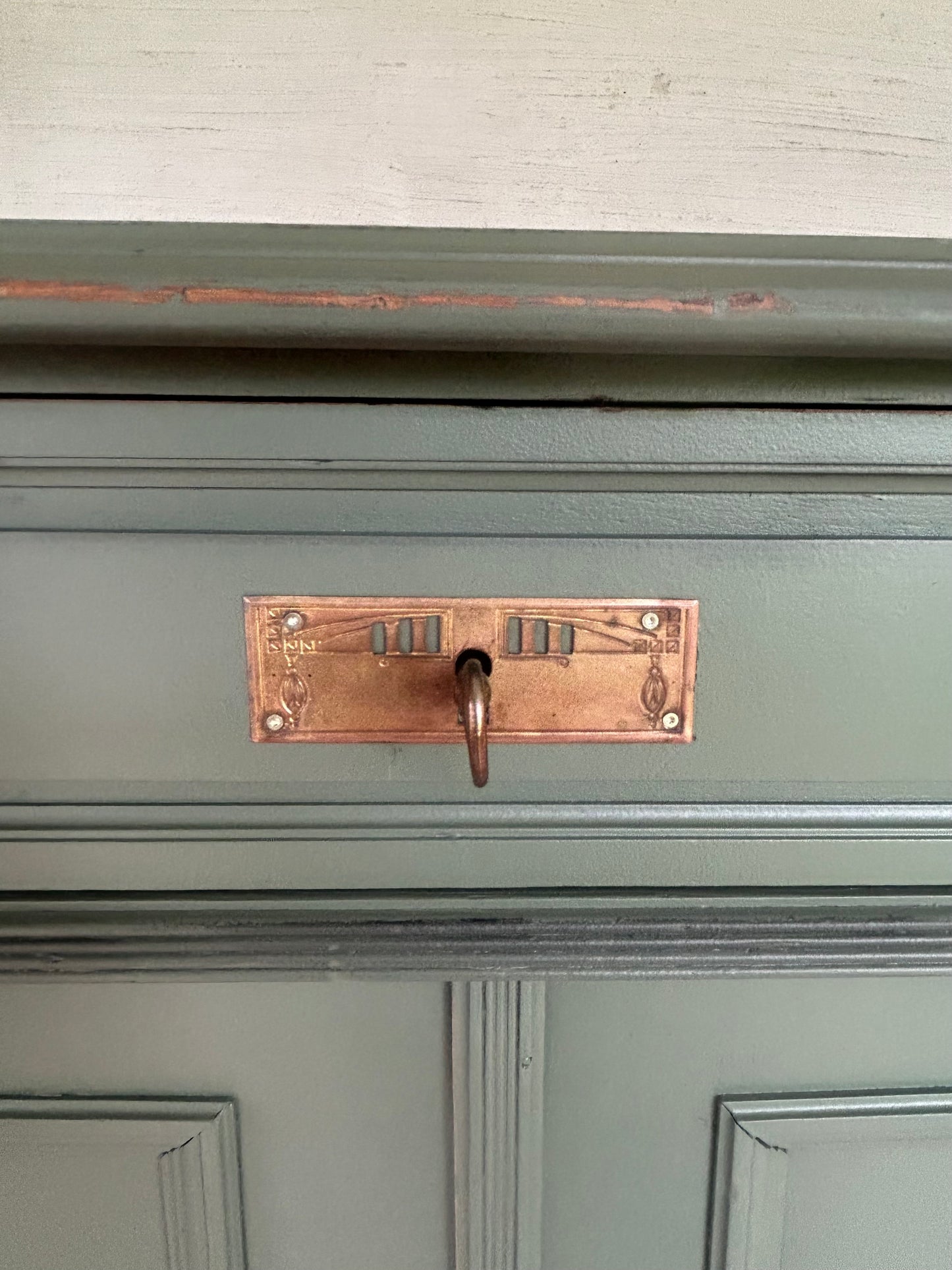 Olive grüne Kommode mit Gold Akzenten | Shabby chic Vertiko mit Gold Akzenten | Kommode mit Schubladen | Unikat | Einzelstück