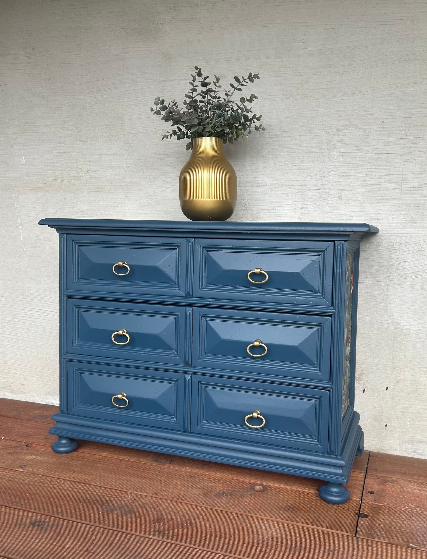 Blaue Vintage Kommode Mit Gold Akzenten | Kleine Kommode mit floralen Muster