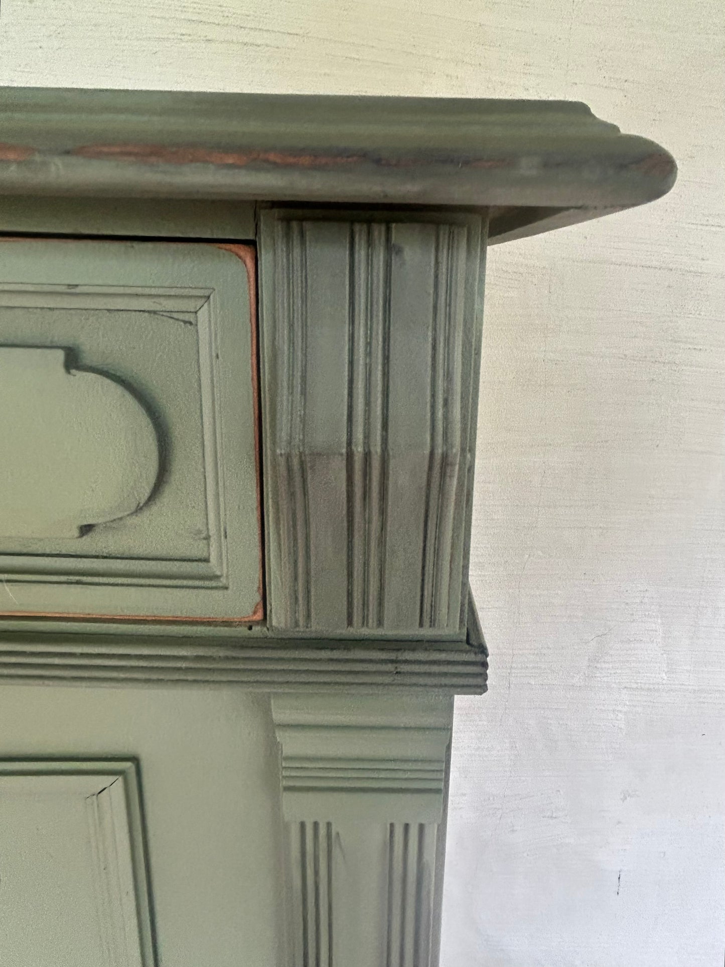 Olive grüne Kommode mit Gold Akzenten | Shabby chic Vertiko mit Gold Akzenten | Kommode mit Schubladen | Unikat | Einzelstück
