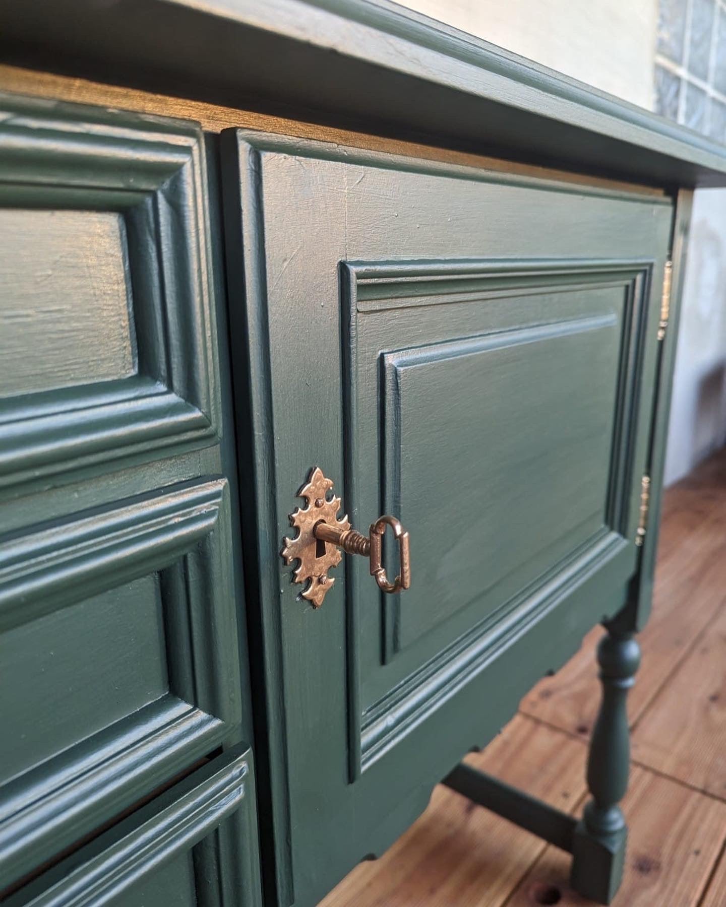 Green vintage dresser | Sideboard | Mid-century | Deer green | Side table with gold accents