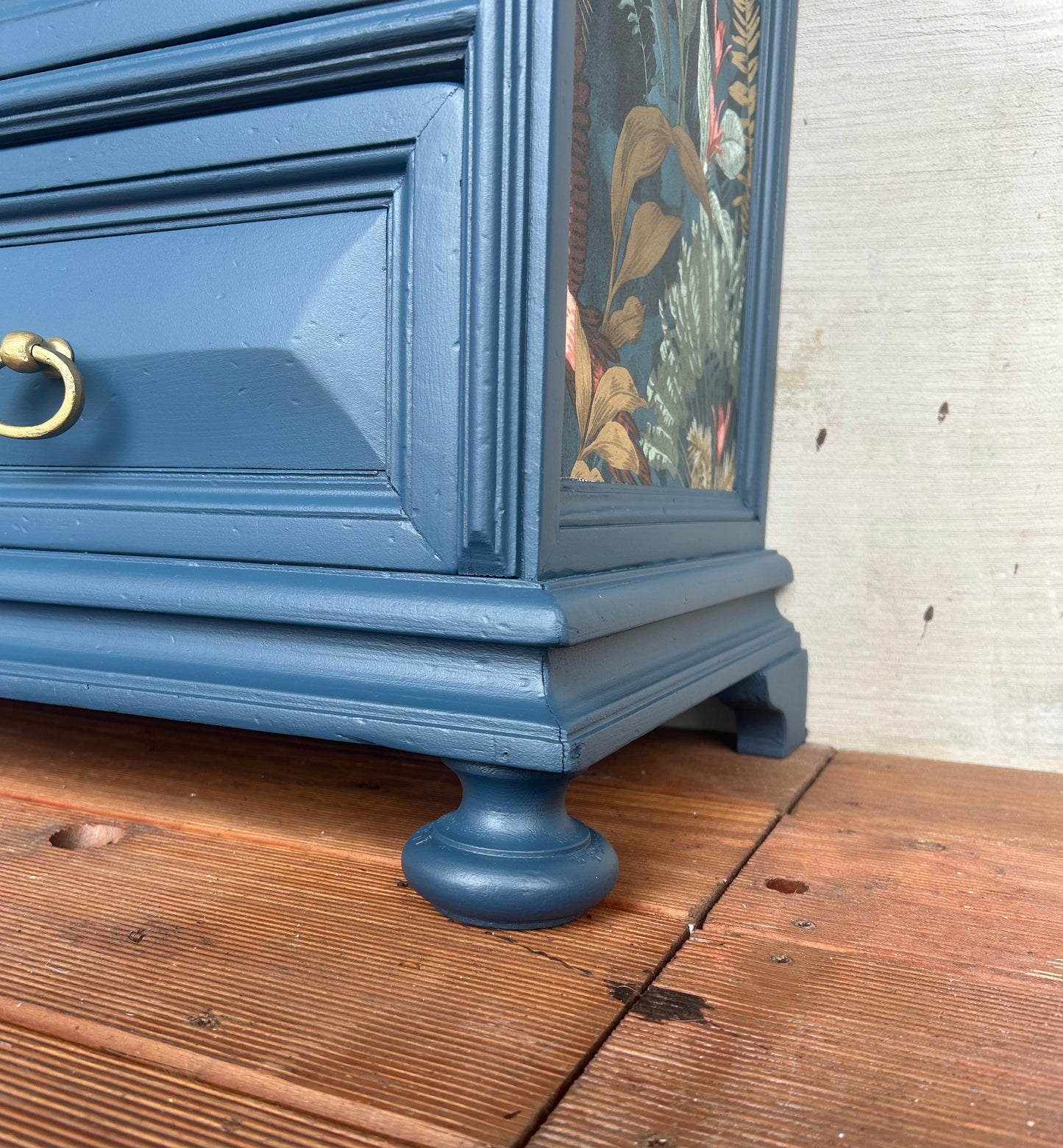 Blaue Vintage Kommode Mit Gold Akzenten | Kleine Kommode mit floralen Muster