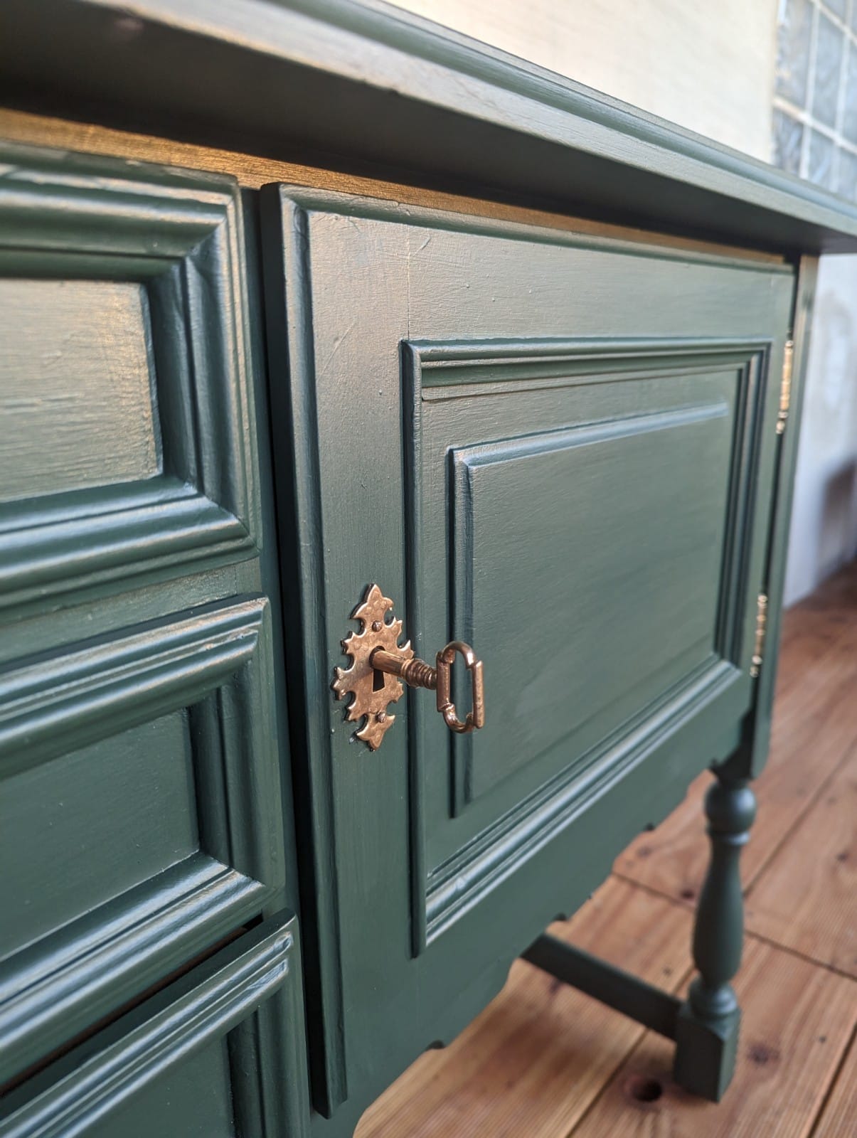 Green vintage dresser | Sideboard | Mid-century | Deer green | Side table with gold accents