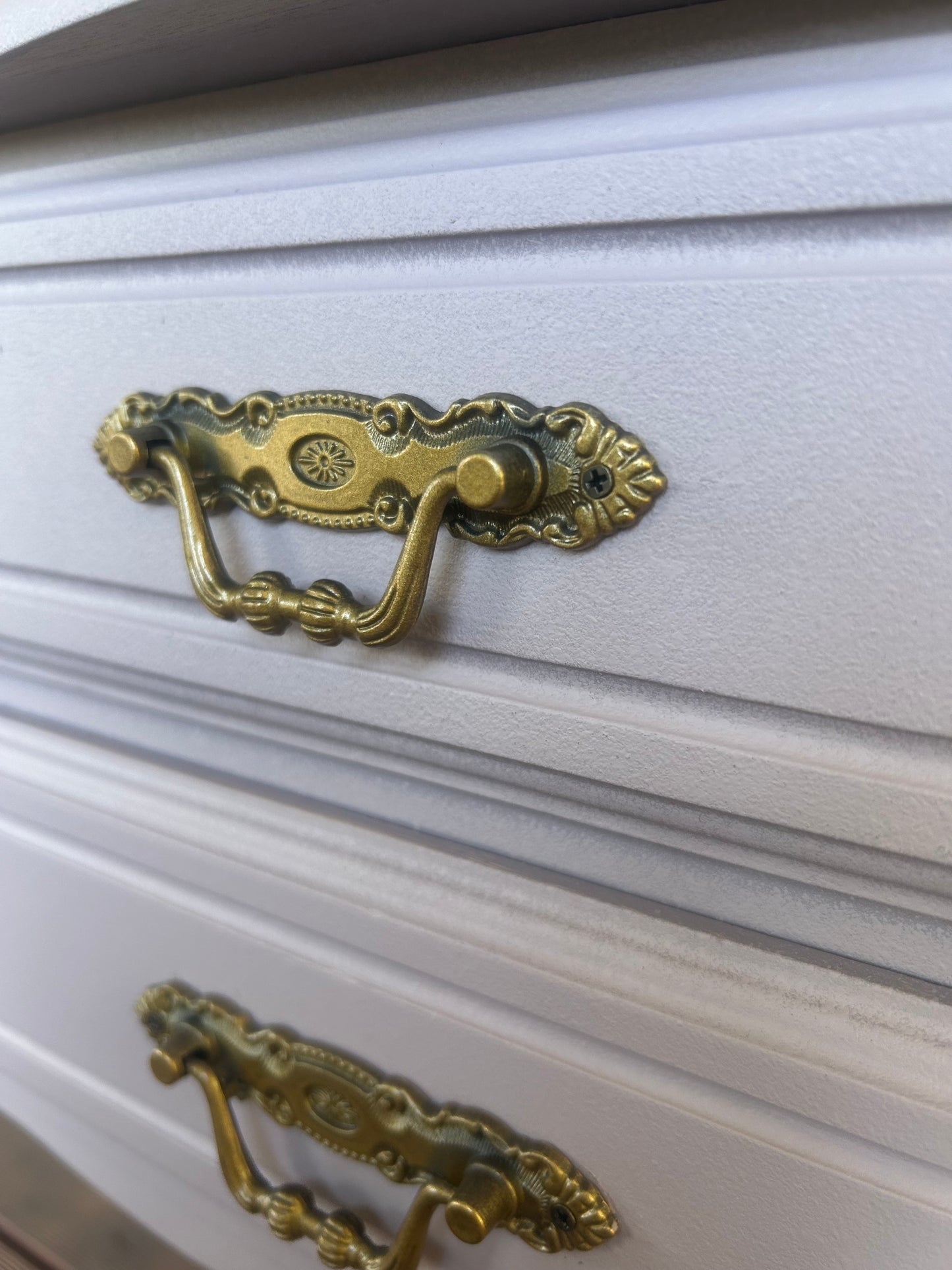 Elegante Vintage-Kommode im zarten Rosé – liebevoll im Upcycling neu gestaltet