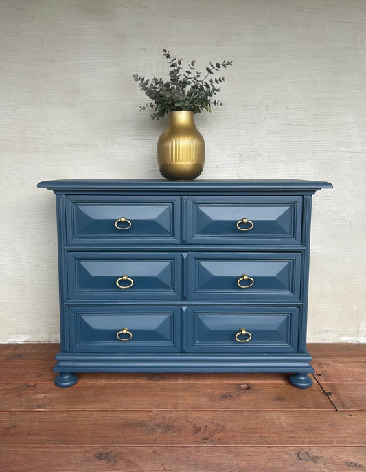 Blaue Vintage Kommode Mit Gold Akzenten | Kleine Kommode mit floralen Muster