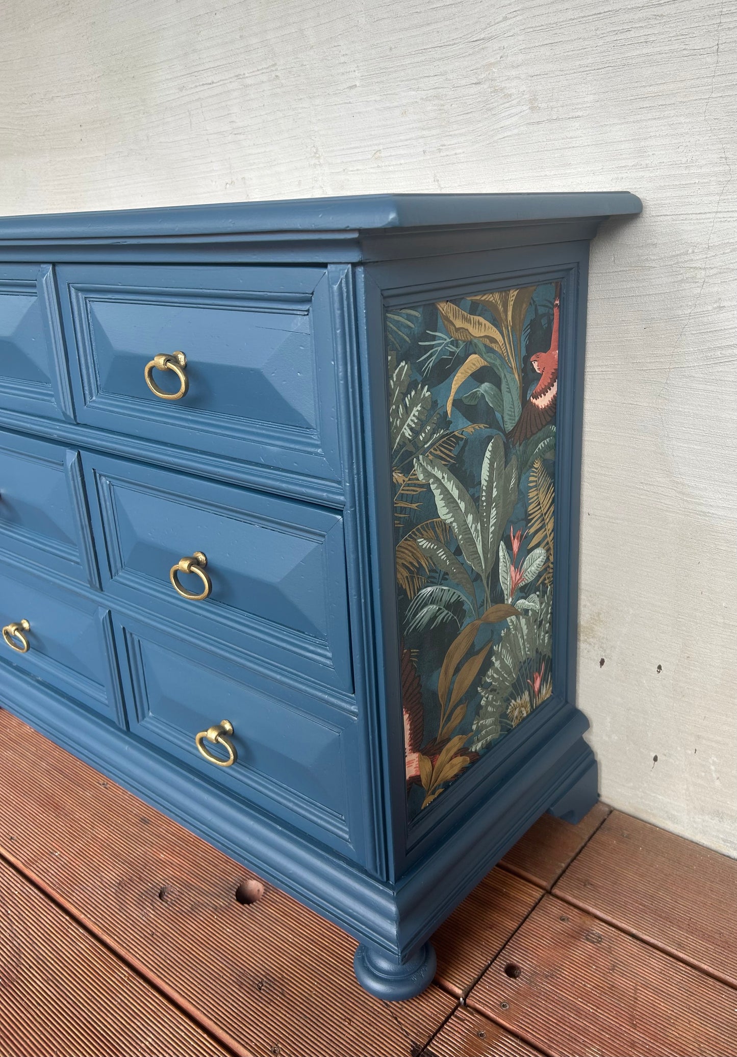 Blaue Vintage Kommode Mit Gold Akzenten | Kleine Kommode mit floralen Muster