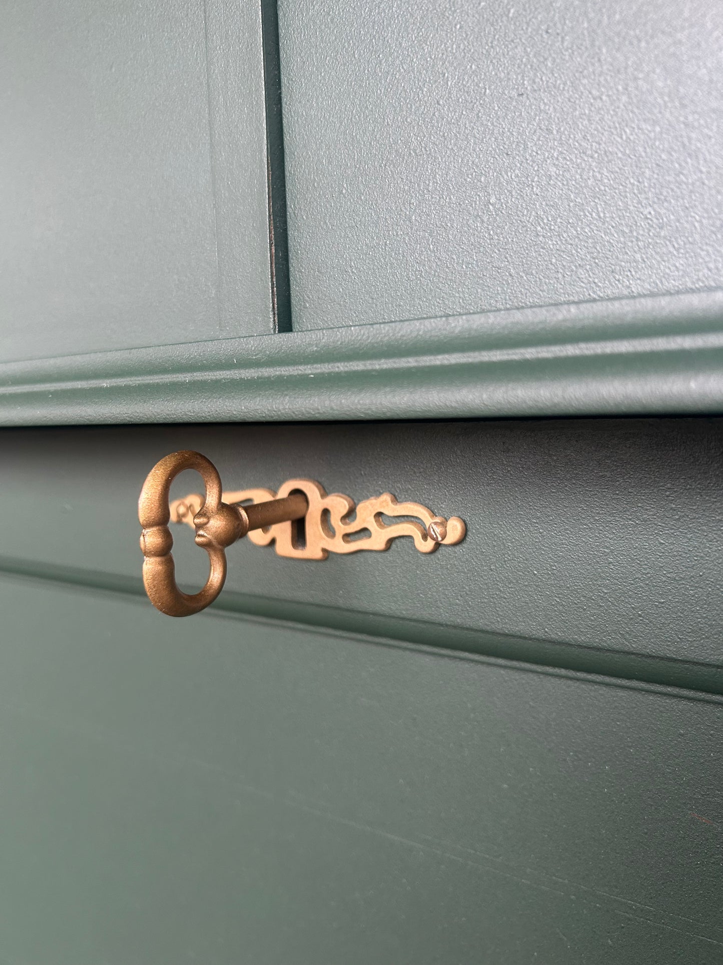 Vintage Kommode dunkelgrün | Unikat Schrank mit goldenen Griffen | Holz Kommode mit Tapete | Abschließbar | Schuhschrank Einzelstück