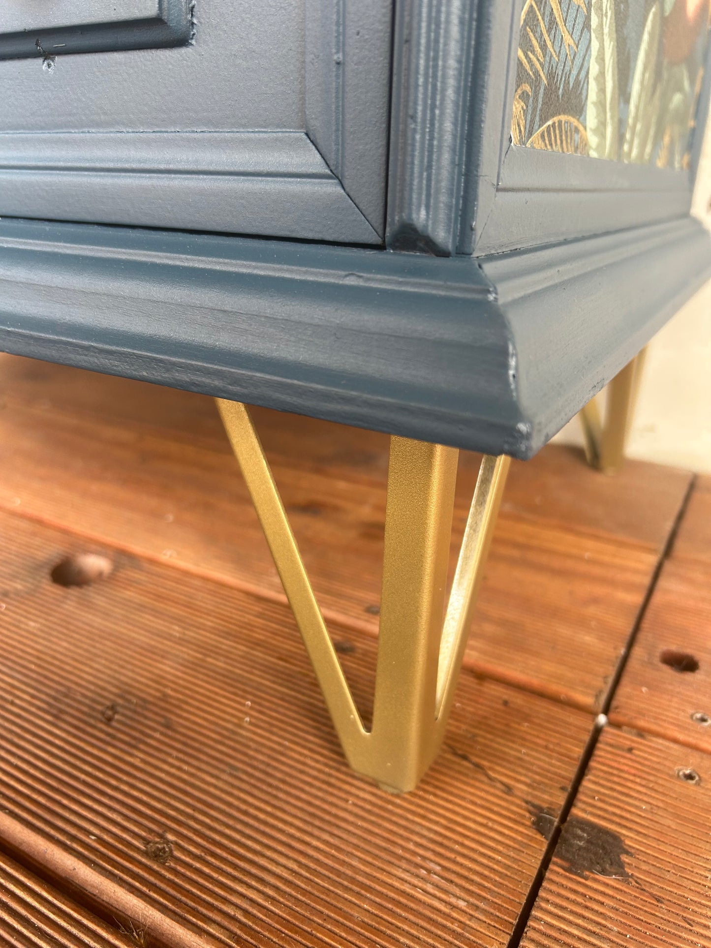 Blaue Vintage Kommode Mit Gold Akzenten | Kleine Kommode mit floralen Muster