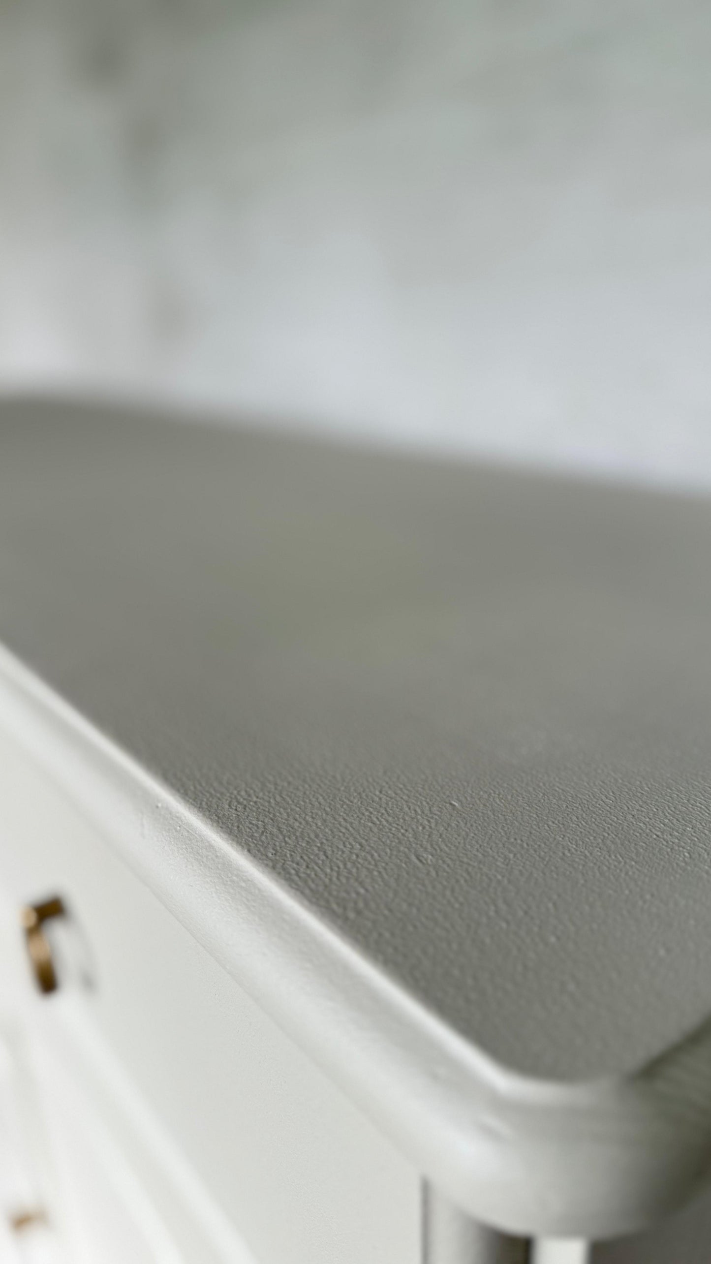 Upcycling Vintage Kommode | Sideboard im Greige | Landhausstil Möbel | Einzigartiges Unikat mit Olivgrün, Tapete &amp; Goldakzenten