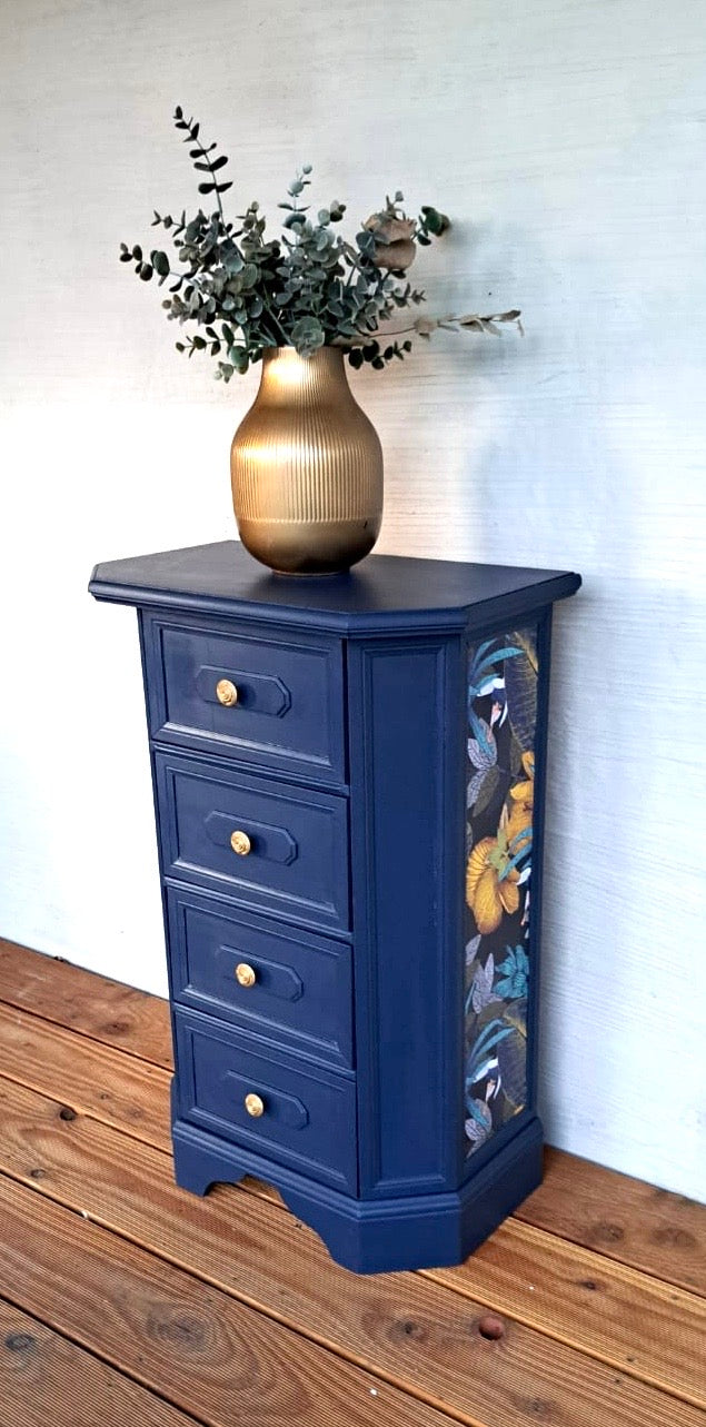Upcycling Vintage-Kommode im gemütlichen Landhausstil blau