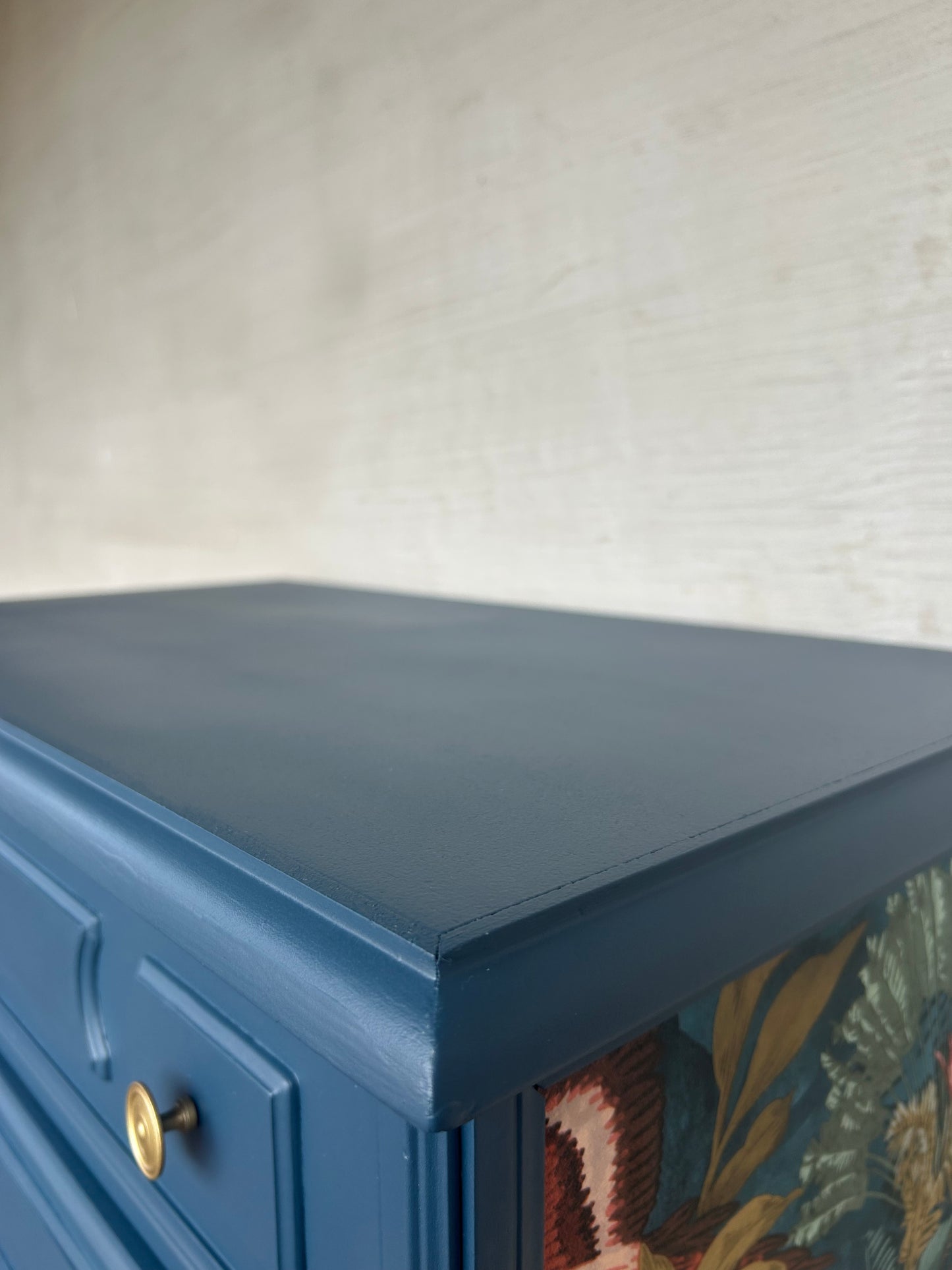 Blaue Vintage Kommode Mit Gold Akzenten | Kleine Kommode mit floralen Muster