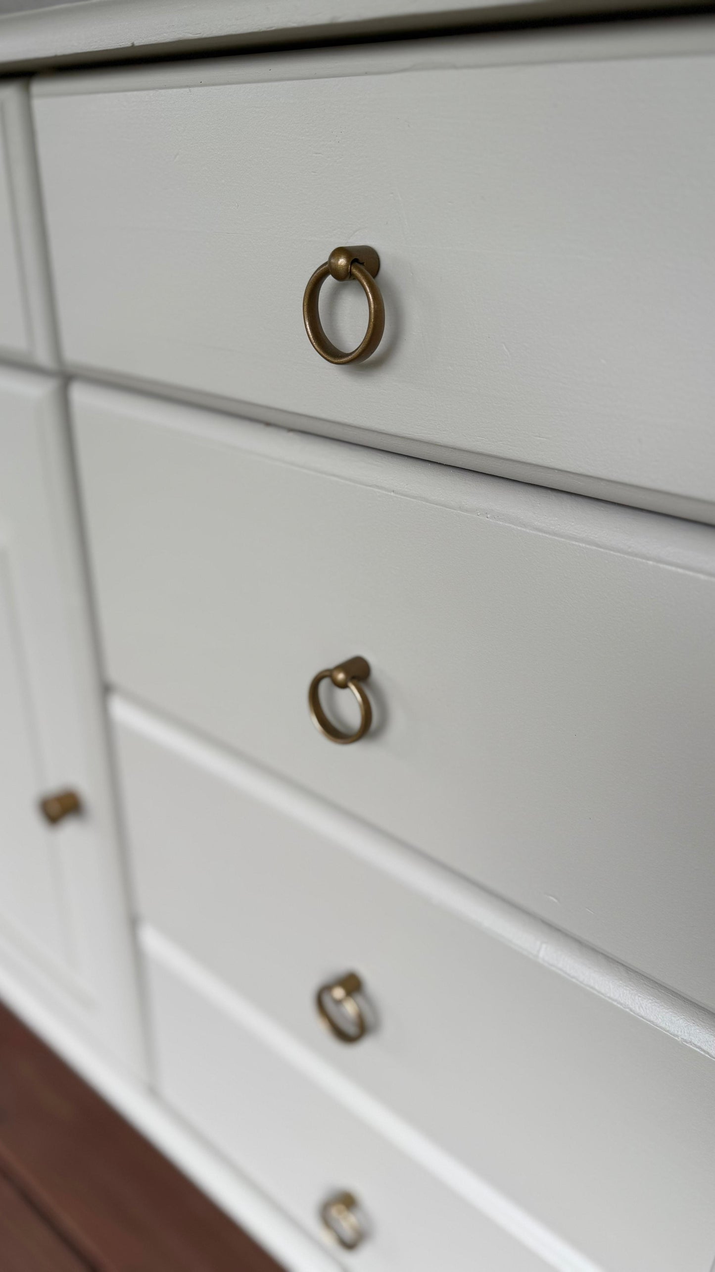 Upcycling Vintage Kommode | Sideboard im Greige | Landhausstil Möbel | Einzigartiges Unikat mit Olivgrün, Tapete &amp; Goldakzenten