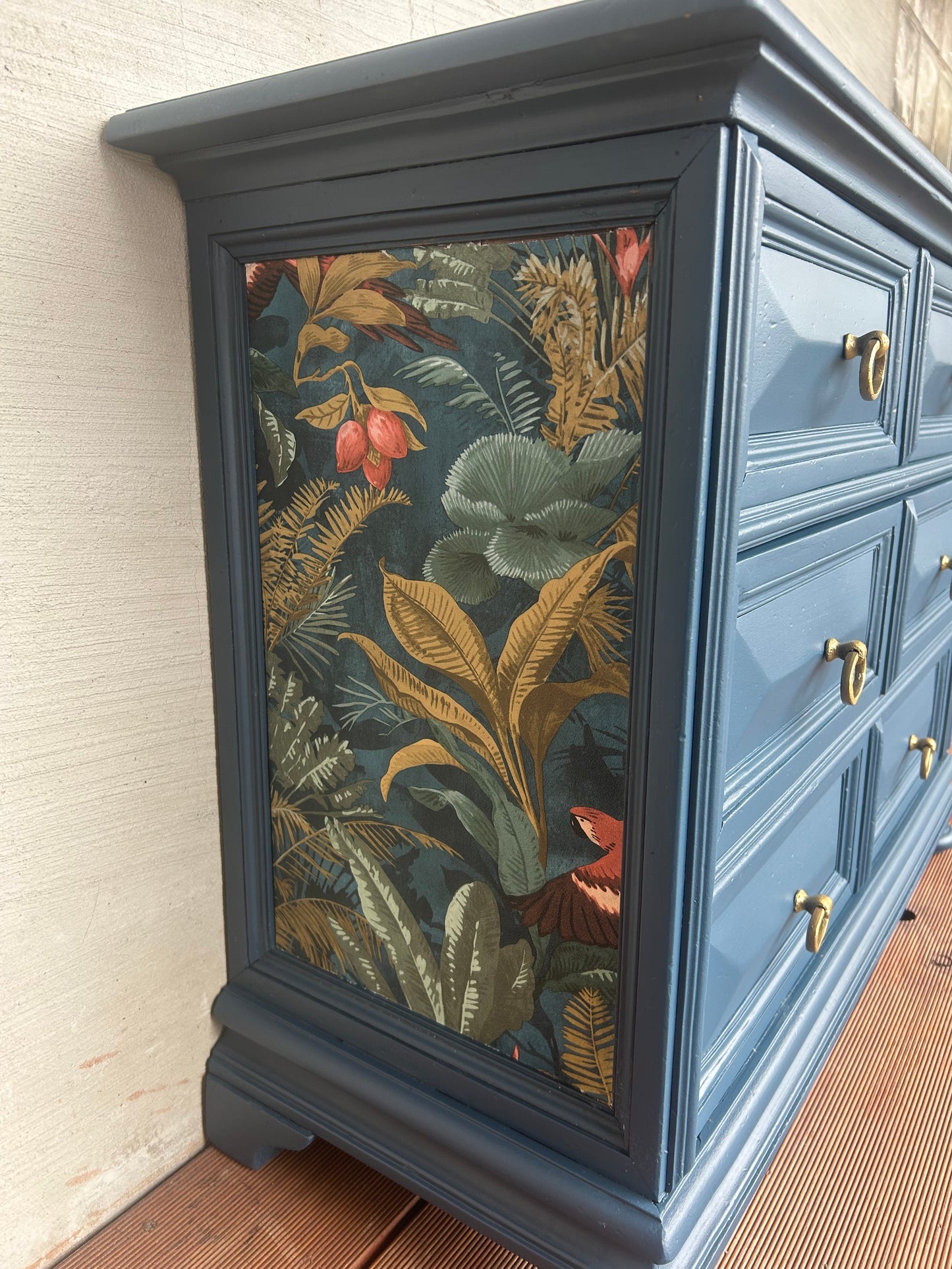 Blaue Vintage Kommode Mit Gold Akzenten | Kleine Kommode mit floralen Muster