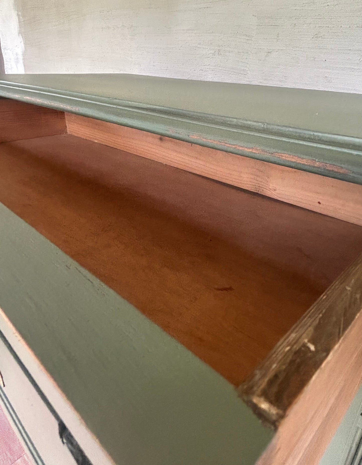 Olive grüne Kommode mit Gold Akzenten | Shabby chic Vertiko mit Gold Akzenten | Kommode mit Schubladen | Unikat | Einzelstück