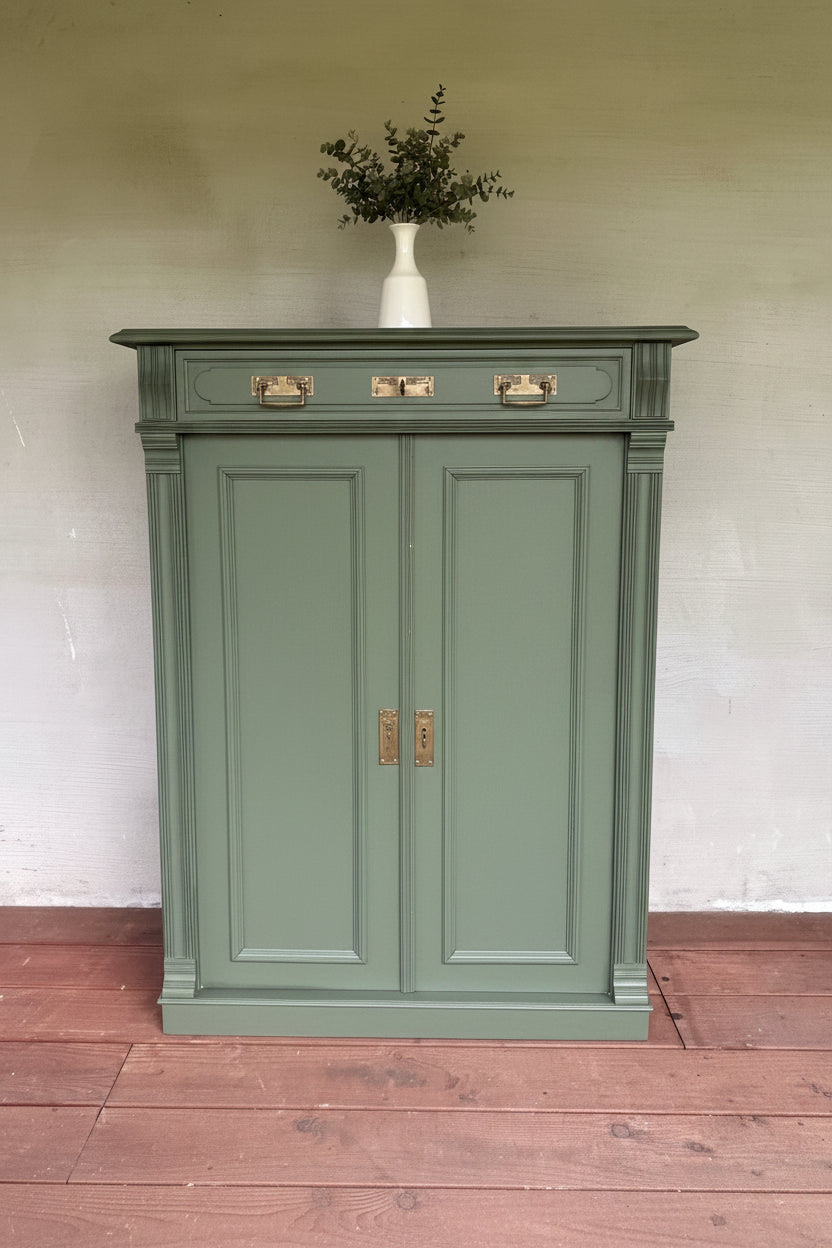 Olive grüne Kommode mit Gold Akzenten | Shabby chic Vertiko mit Gold Akzenten | Kommode mit Schubladen | Unikat | Einzelstück