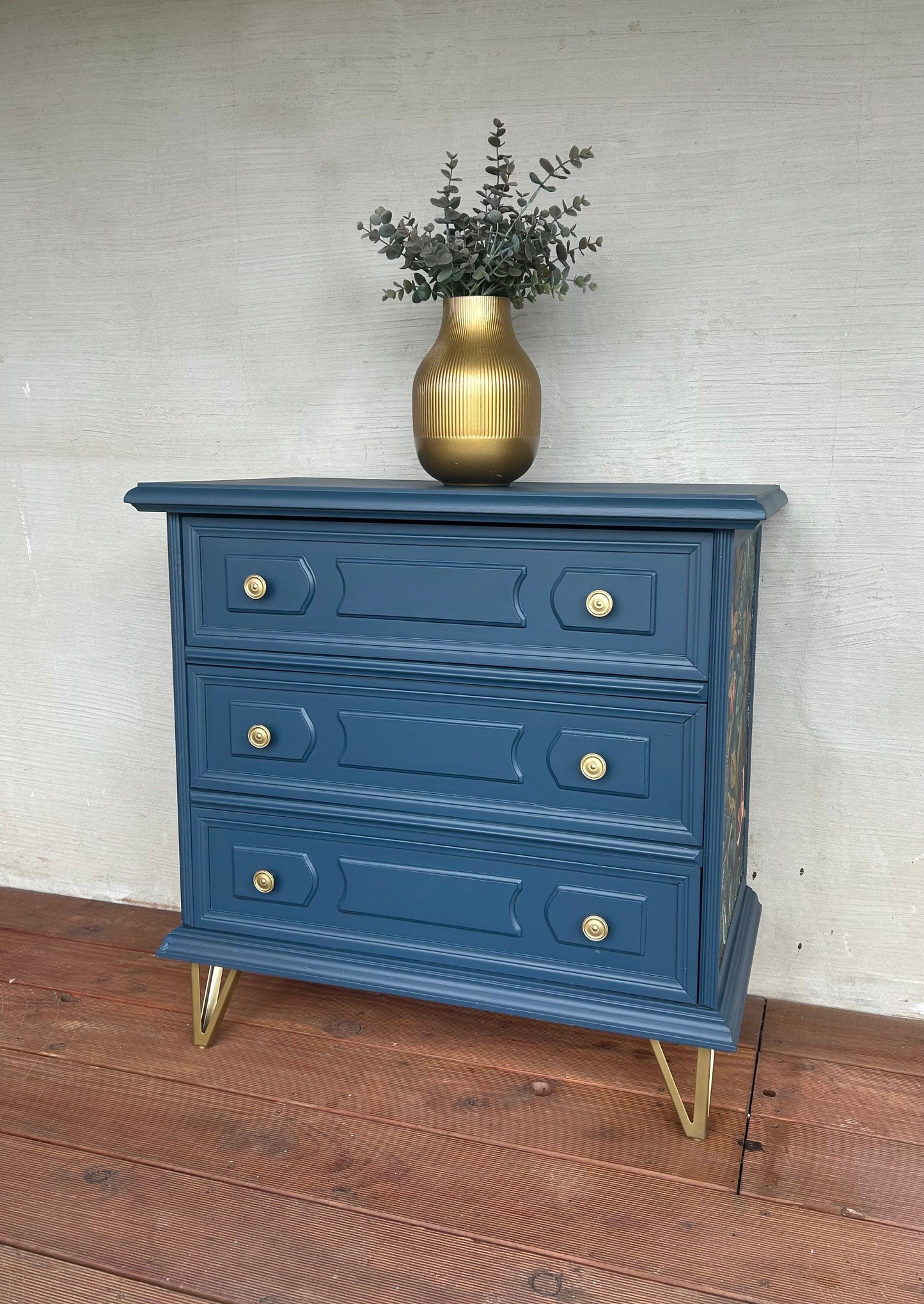 Blaue Vintage Kommode Mit Gold Akzenten | Kleine Kommode mit floralen Muster