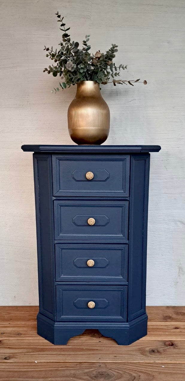 Upcycling Vintage-Kommode im gemütlichen Landhausstil blau