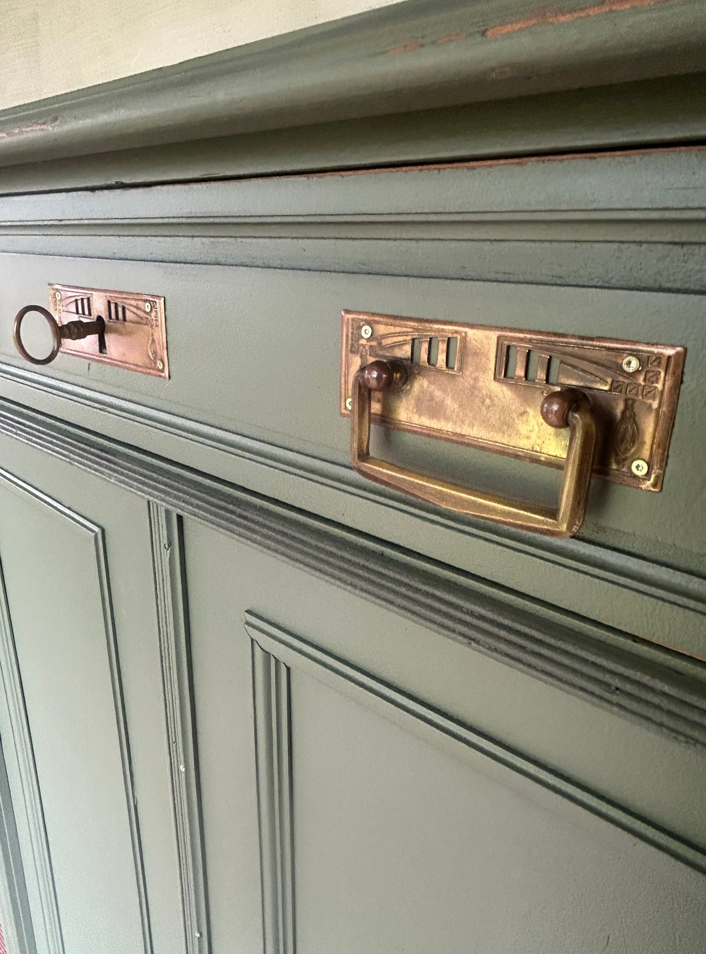 Olive grüne Kommode mit Gold Akzenten | Shabby chic Vertiko mit Gold Akzenten | Kommode mit Schubladen | Unikat | Einzelstück