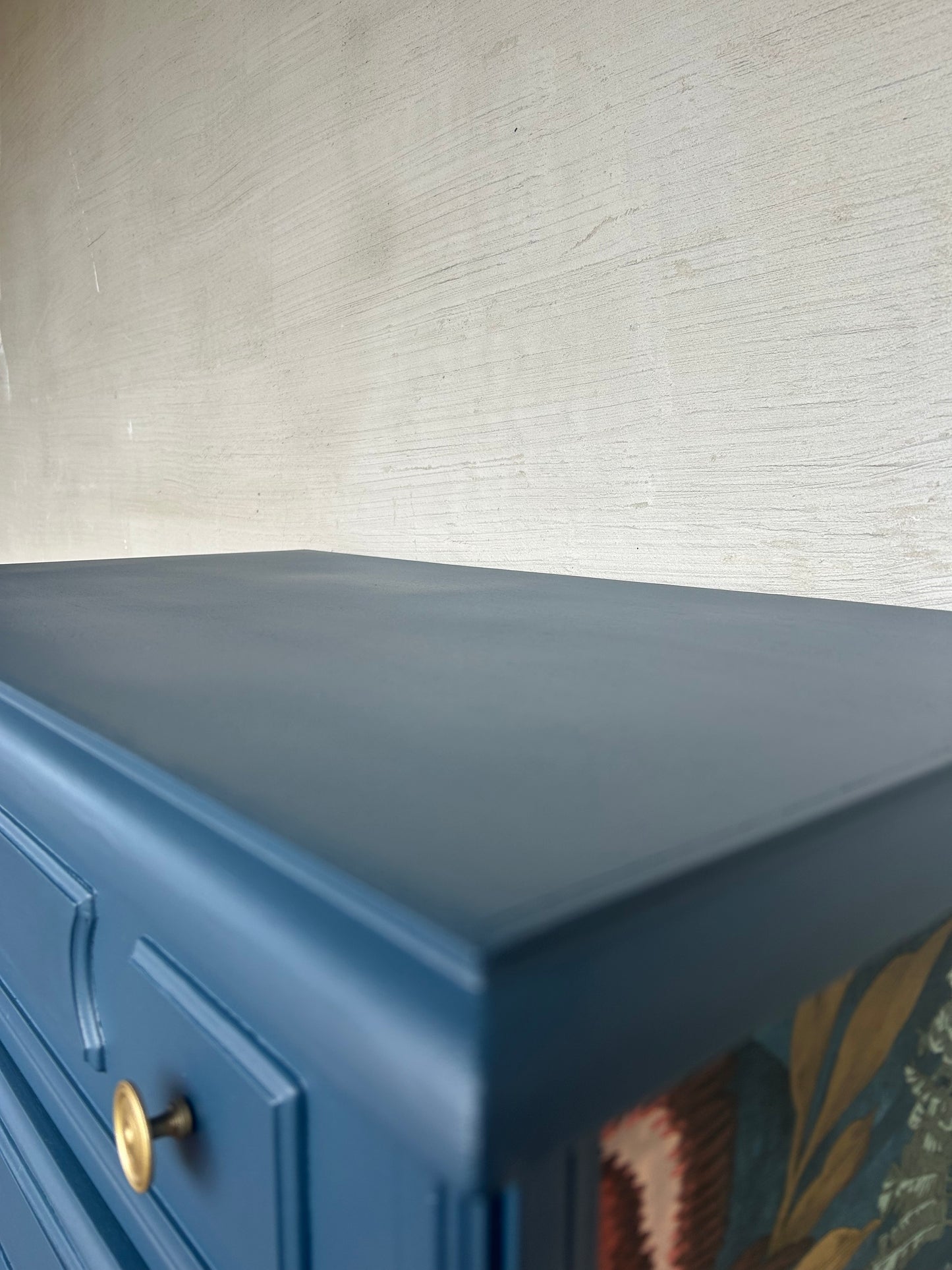 Blaue Vintage Kommode Mit Gold Akzenten | Kleine Kommode mit floralen Muster