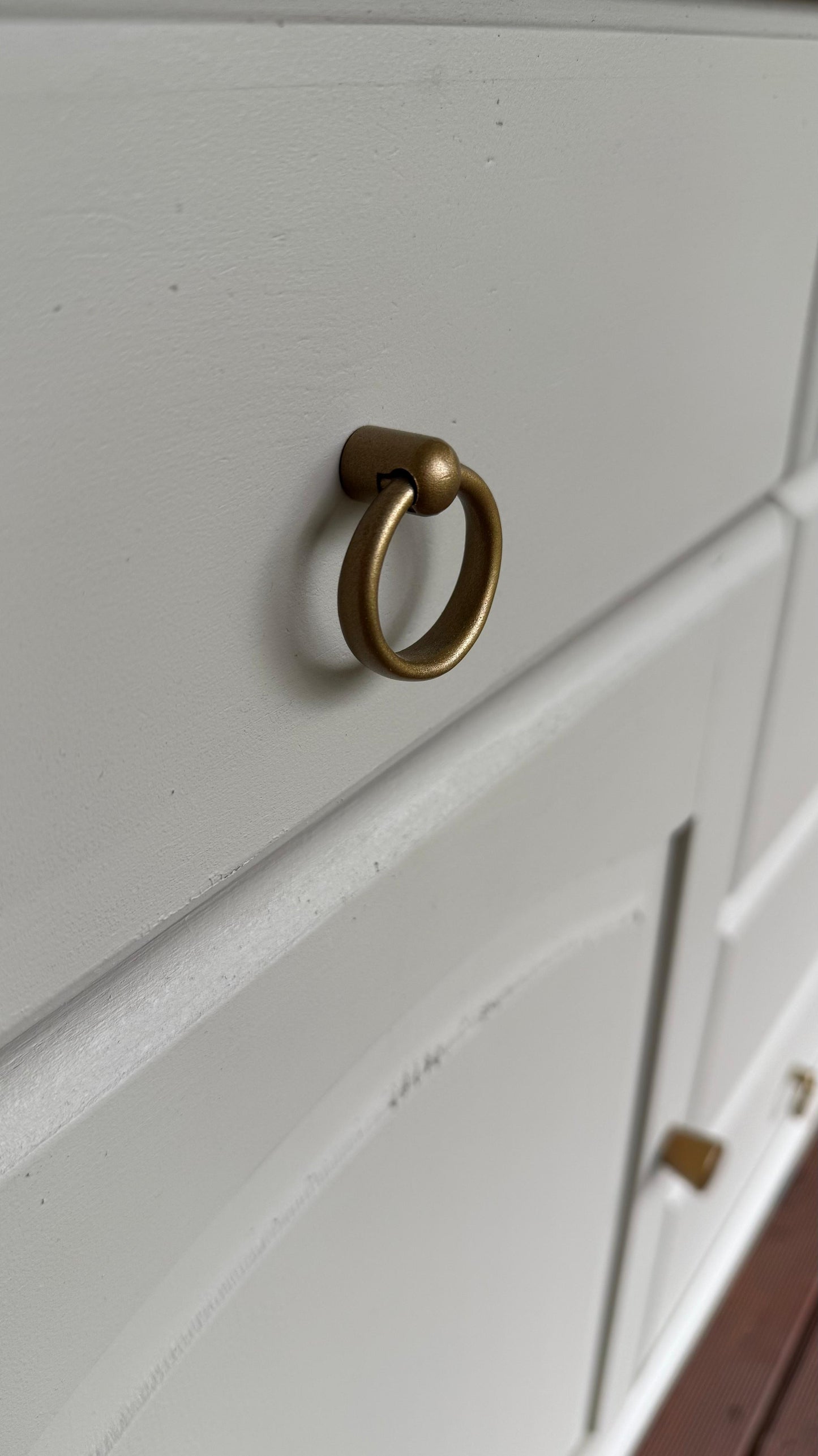 Upcycling Vintage Kommode | Sideboard im Greige | Landhausstil Möbel | Einzigartiges Unikat mit Olivgrün, Tapete &amp; Goldakzenten