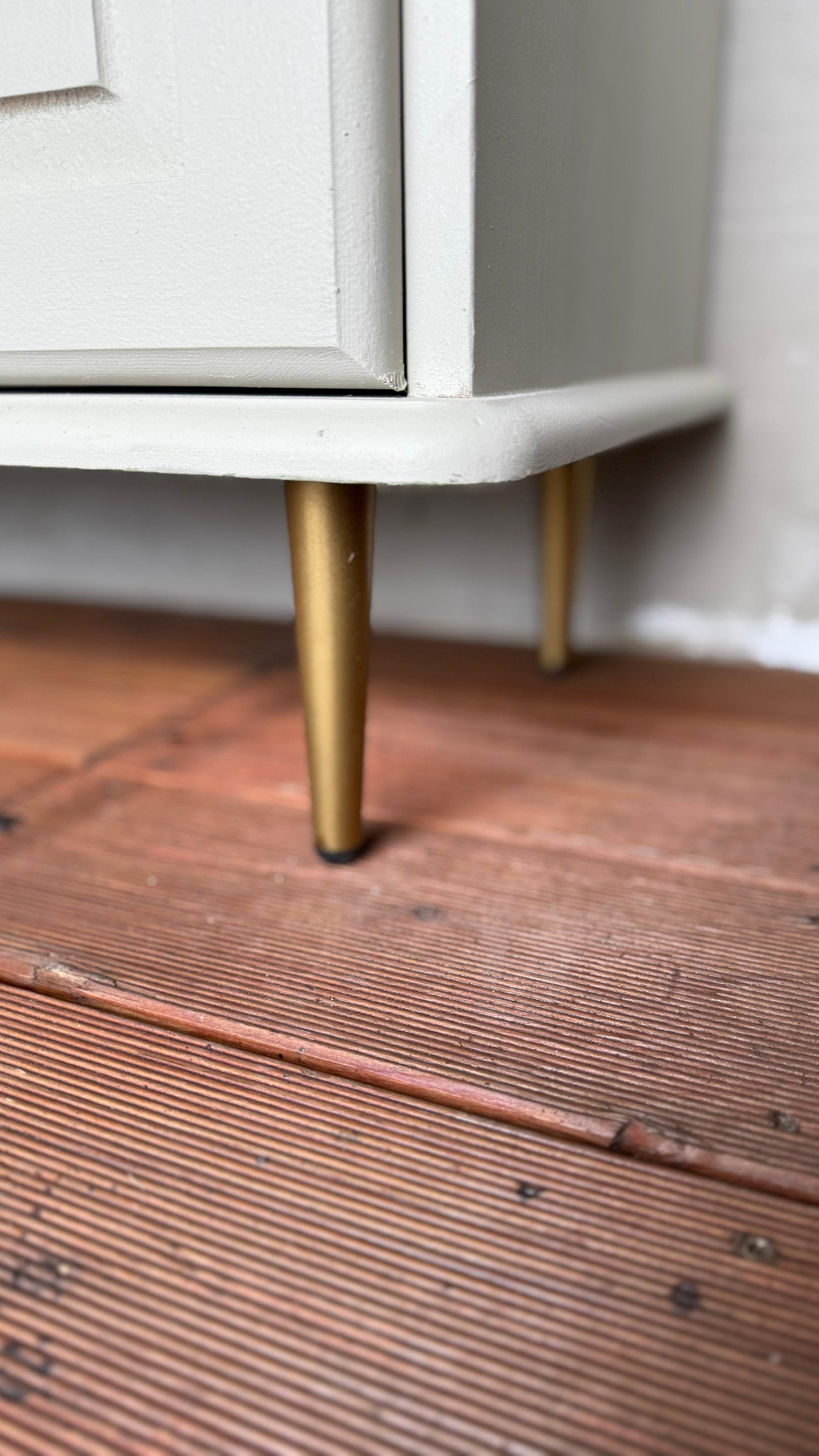 Upcycling Vintage Kommode | Sideboard im Greige | Landhausstil Möbel | Einzigartiges Unikat mit Olivgrün, Tapete &amp; Goldakzenten