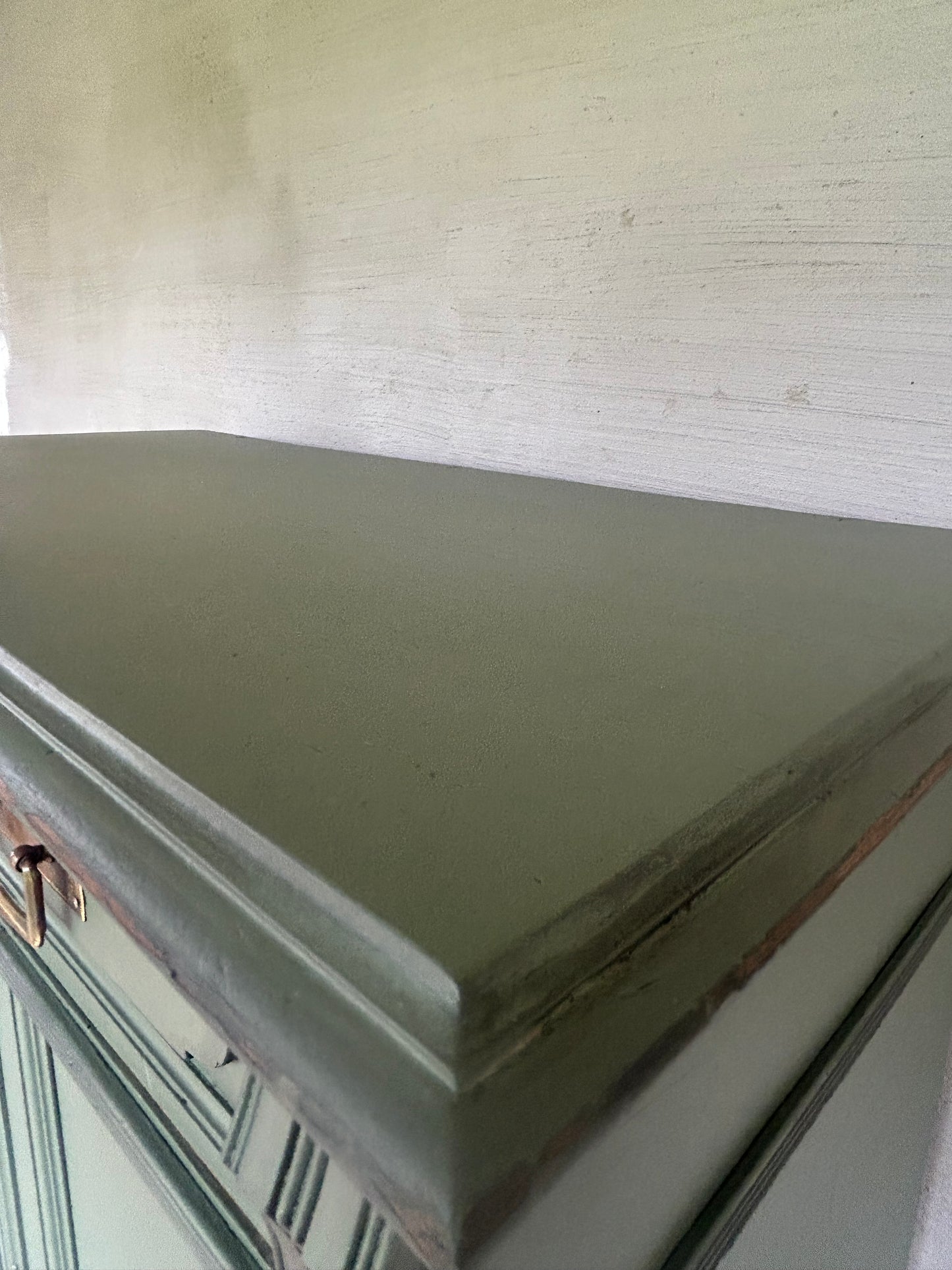 Olive grüne Kommode mit Gold Akzenten | Shabby chic Vertiko mit Gold Akzenten | Kommode mit Schubladen | Unikat | Einzelstück