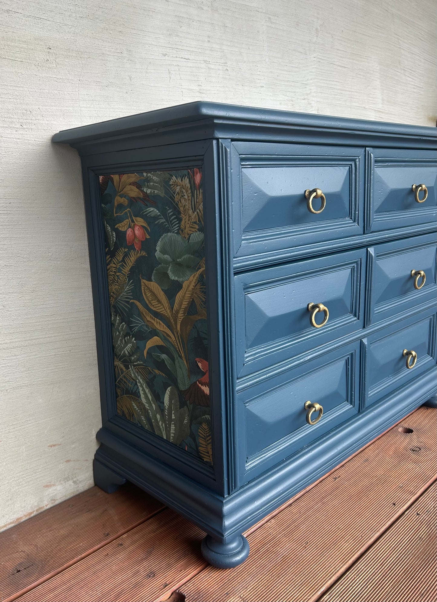 Blaue Vintage Kommode Mit Gold Akzenten | Kleine Kommode mit floralen Muster