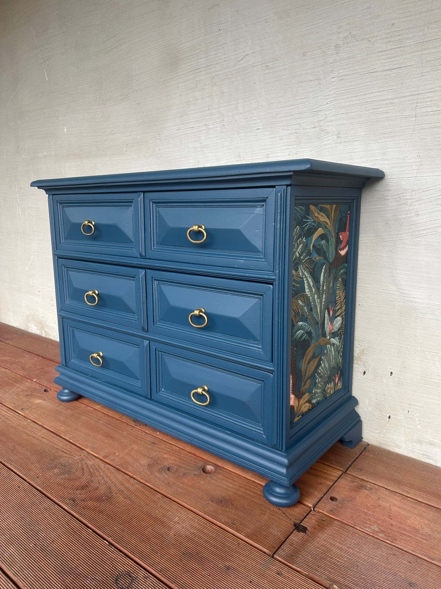 Blaue Vintage Kommode Mit Gold Akzenten | Kleine Kommode mit floralen Muster