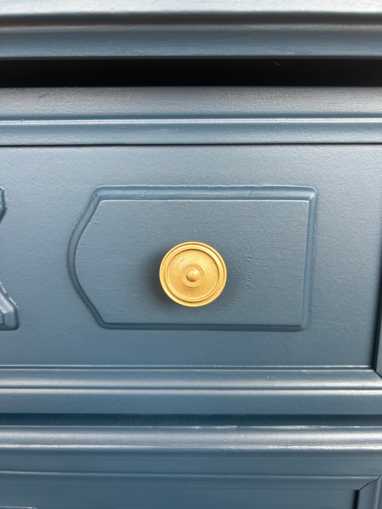 Blaue Vintage Kommode Mit Gold Akzenten | Kleine Kommode mit floralen Muster