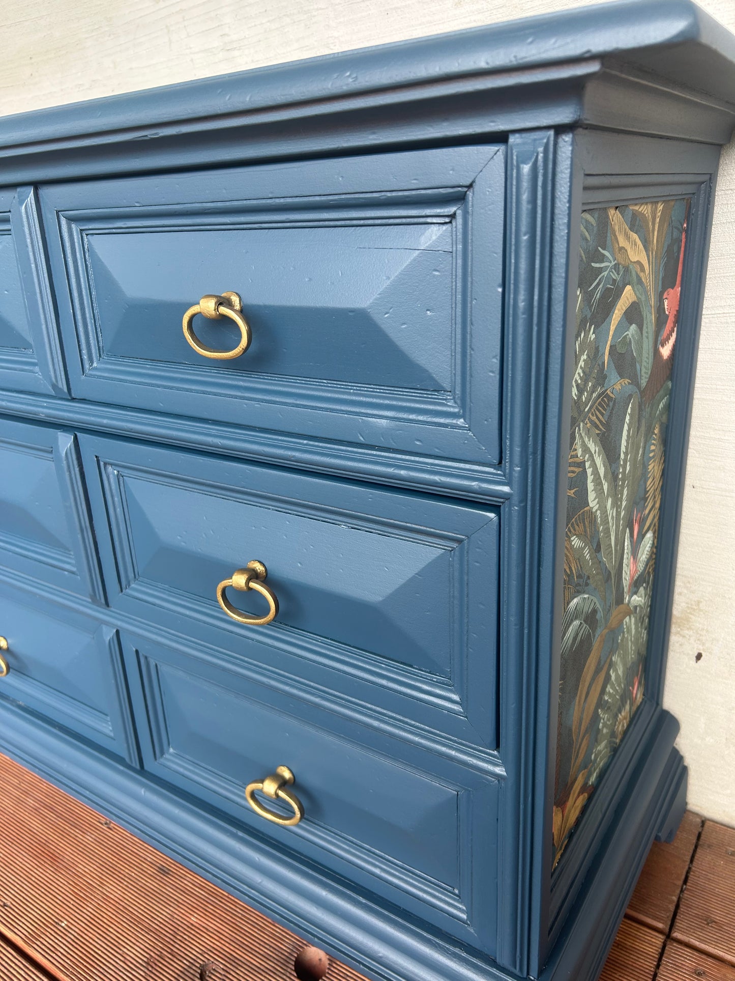 Blaue Vintage Kommode Mit Gold Akzenten | Kleine Kommode mit floralen Muster