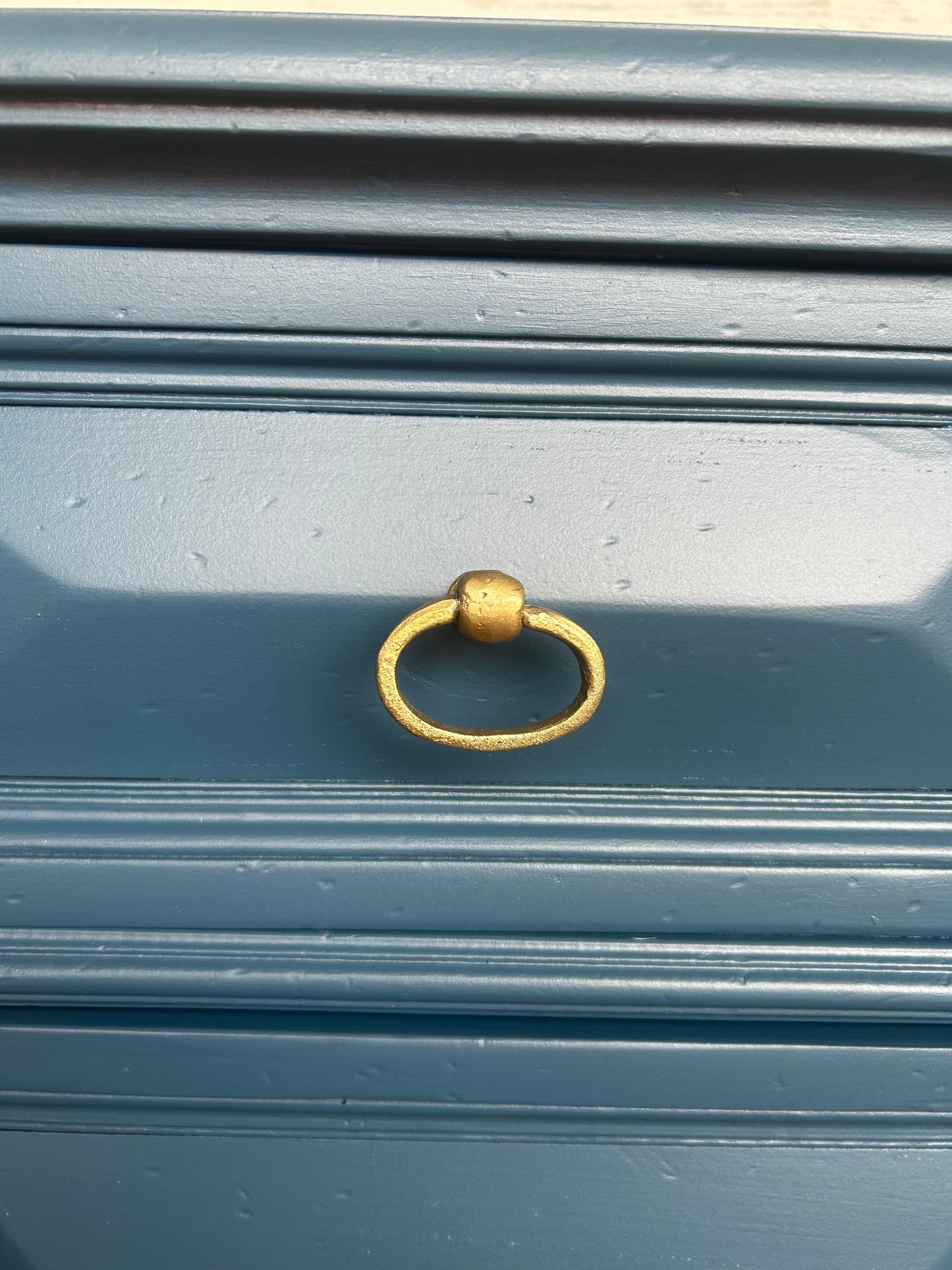 Blaue Vintage Kommode Mit Gold Akzenten | Kleine Kommode mit floralen Muster