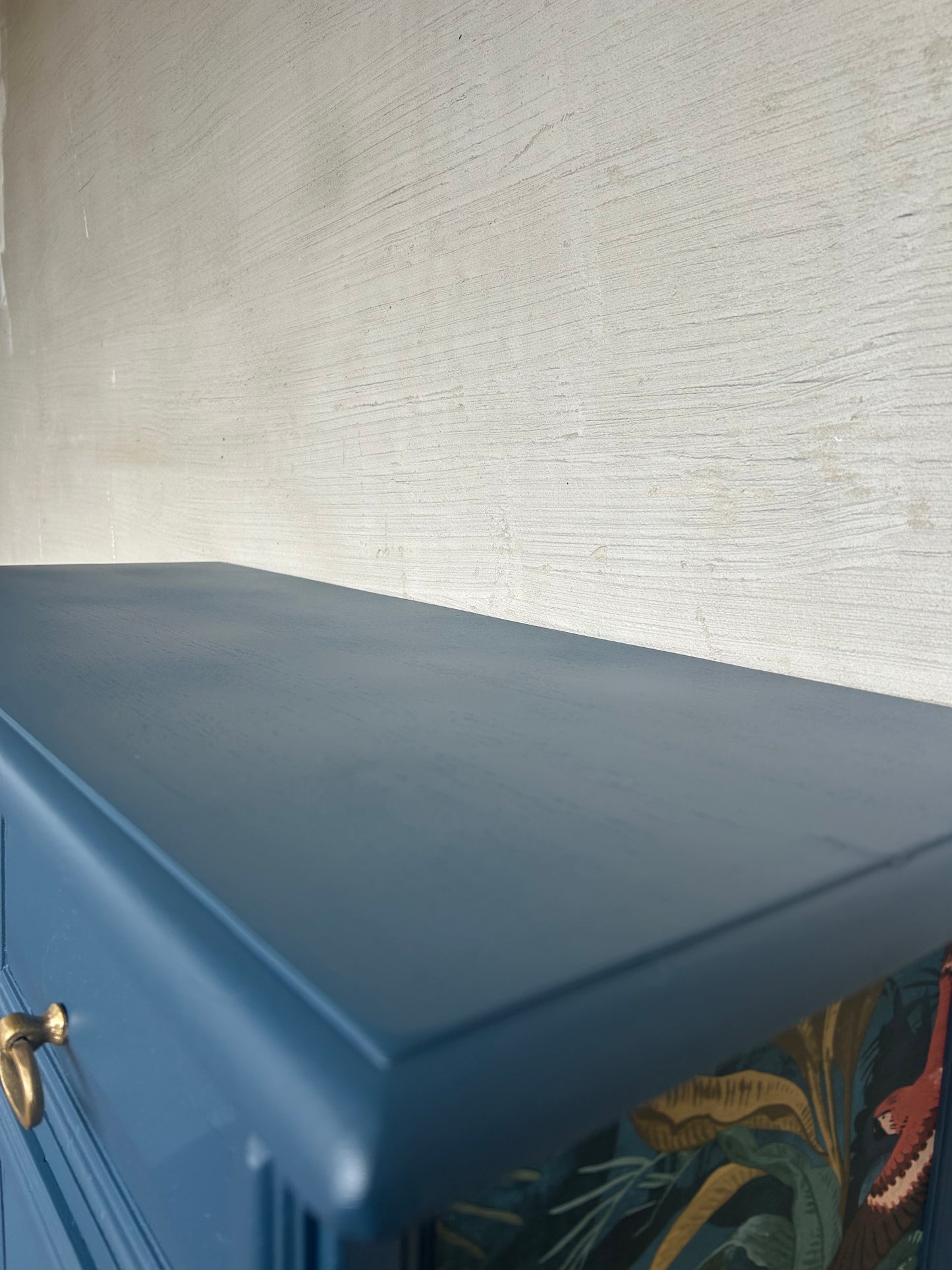 Blaue Vintage Kommode Mit Gold Akzenten | Kleine Kommode mit floralen Muster