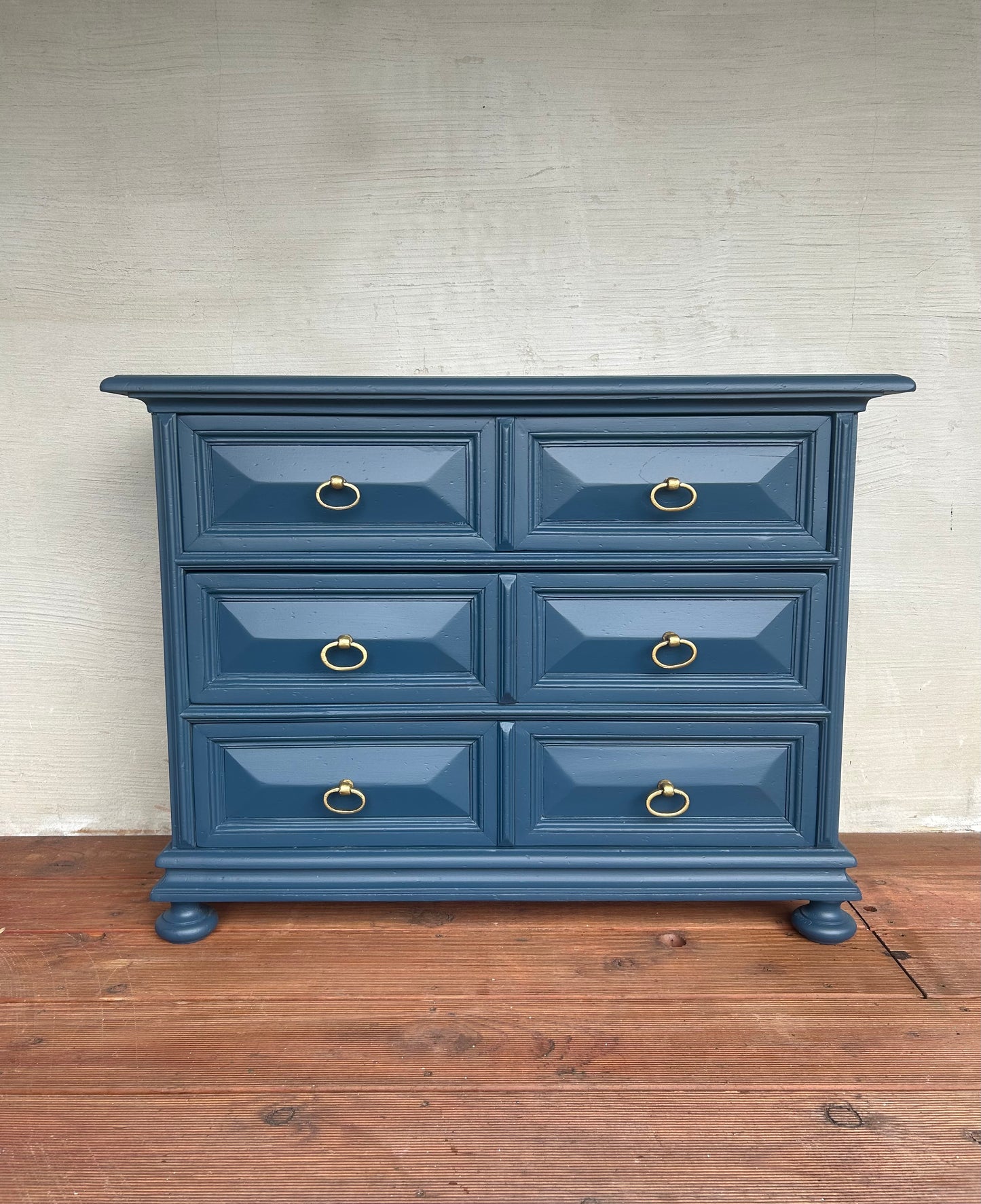Blaue Vintage Kommode Mit Gold Akzenten | Kleine Kommode mit floralen Muster