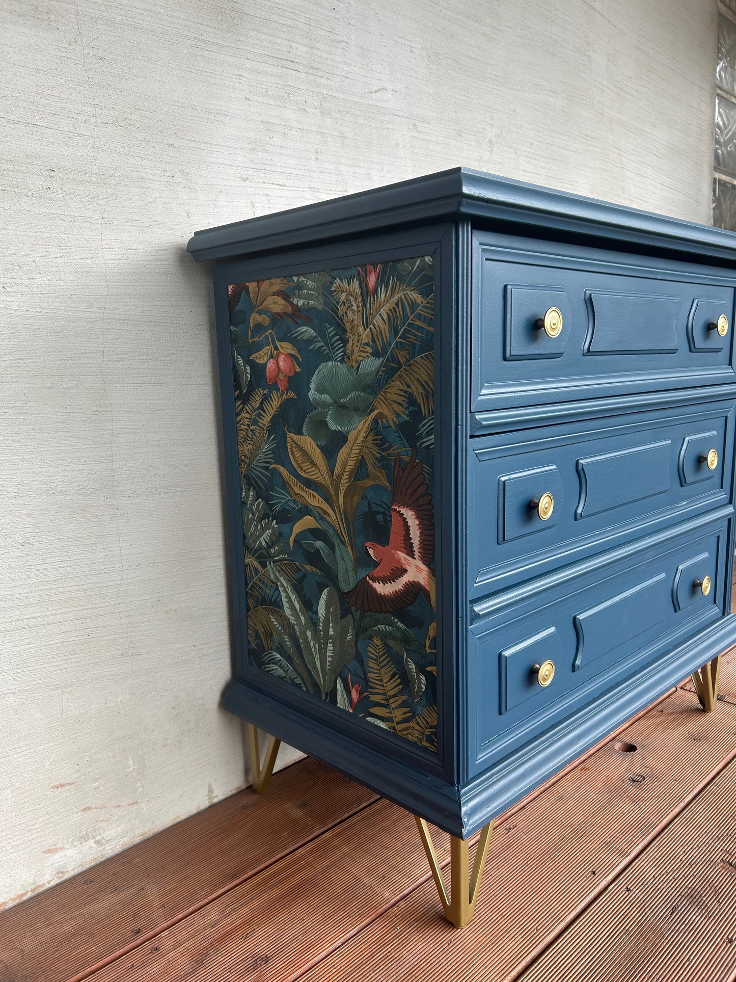 Blaue Vintage Kommode Mit Gold Akzenten | Kleine Kommode mit floralen Muster