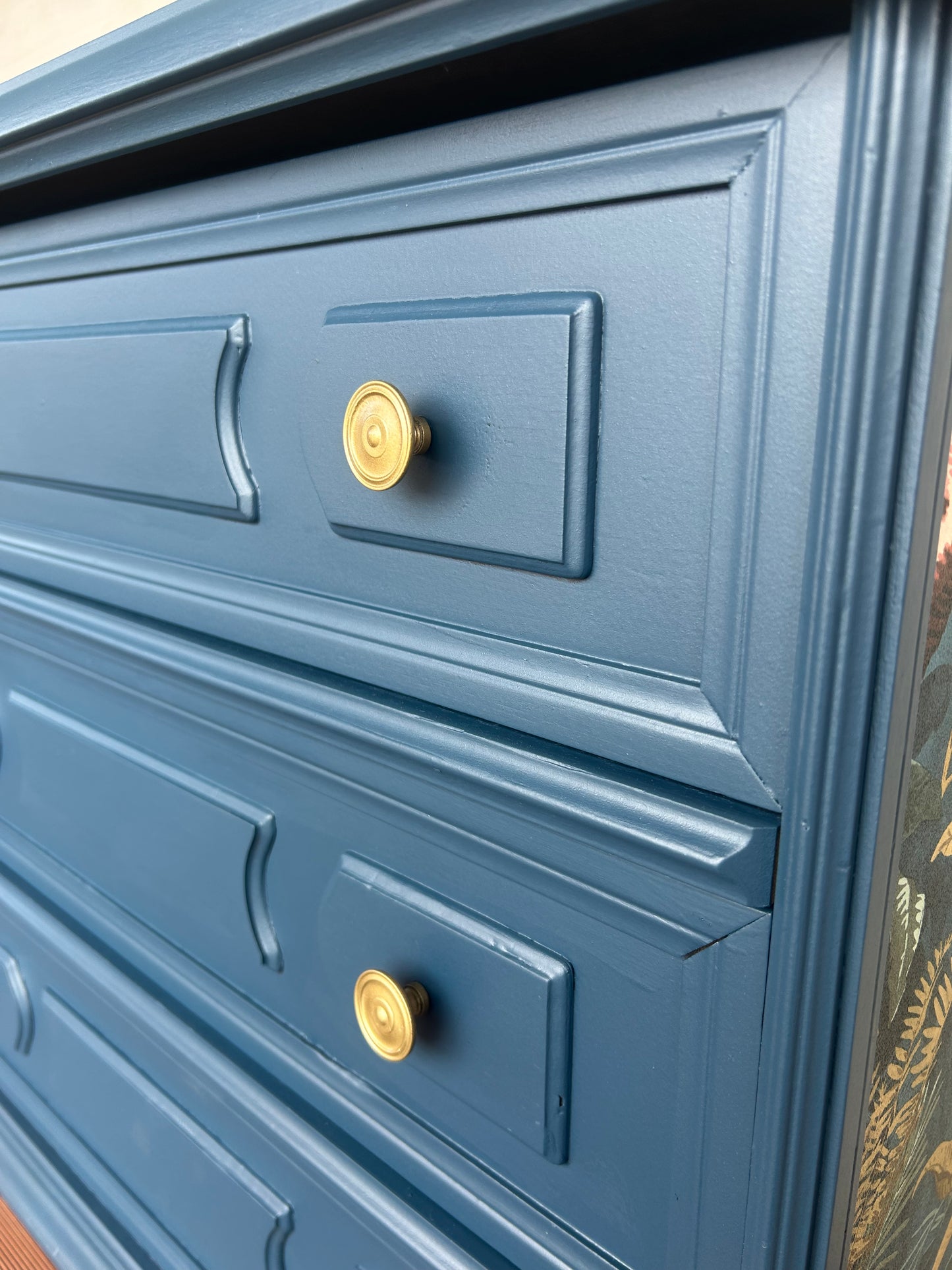 Blaue Vintage Kommode Mit Gold Akzenten | Kleine Kommode mit floralen Muster