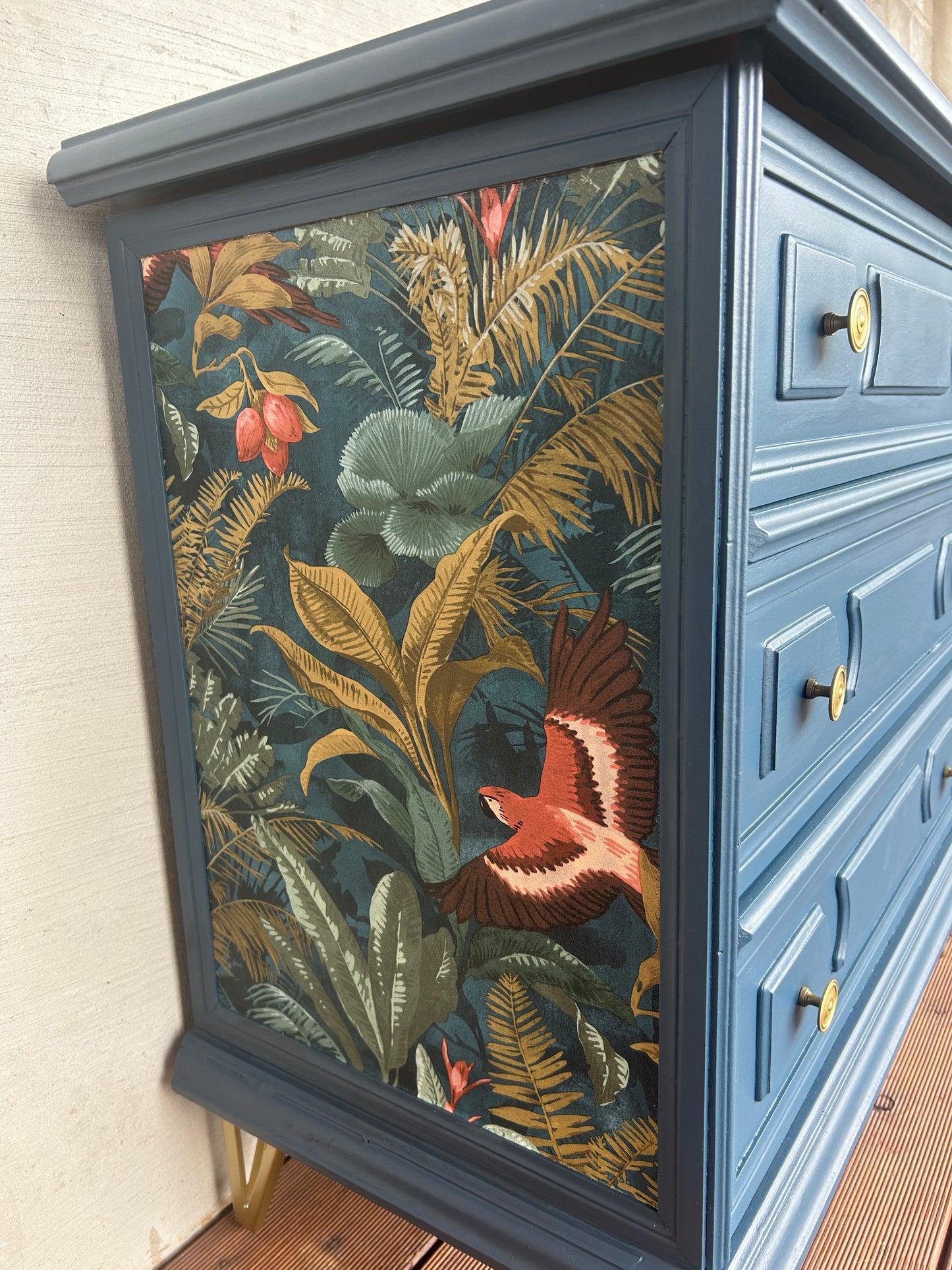 Blaue Vintage Kommode Mit Gold Akzenten | Kleine Kommode mit floralen Muster