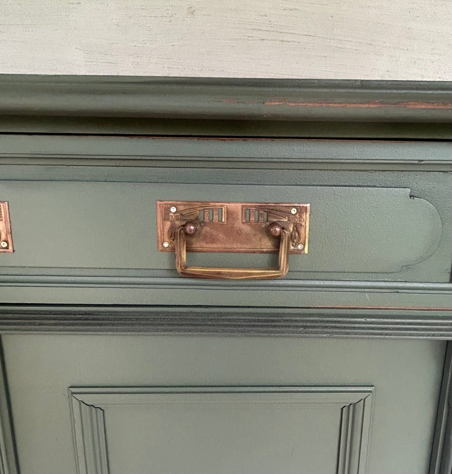 Olive grüne Kommode mit Gold Akzenten | Shabby chic Vertiko mit Gold Akzenten | Kommode mit Schubladen | Unikat | Einzelstück