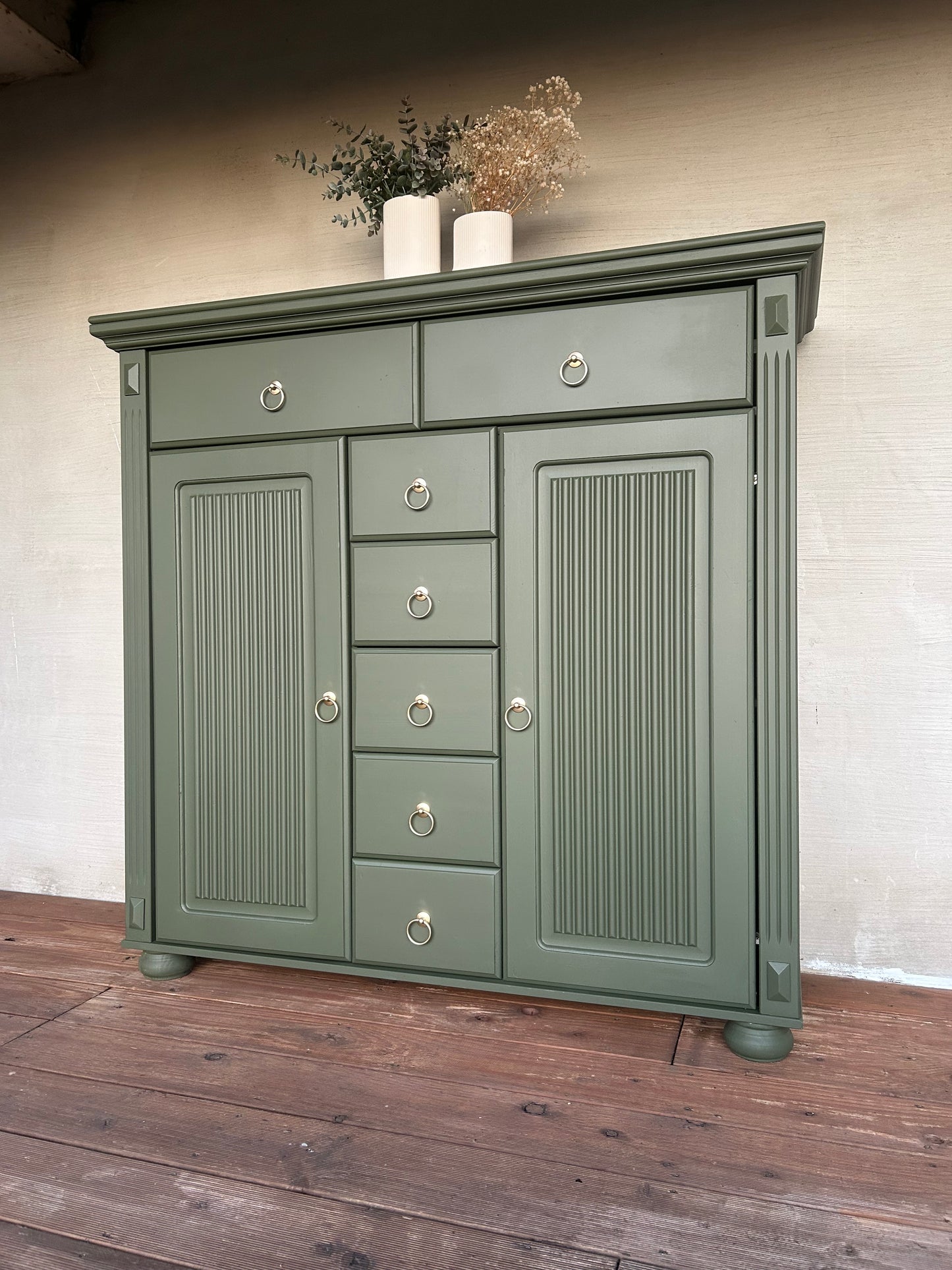 Olive grüne Kommode mit Gold Akzenten | Vertiko mit Gold Akzenten | Kommode mit Schubladen | Unikat | Einzelstück