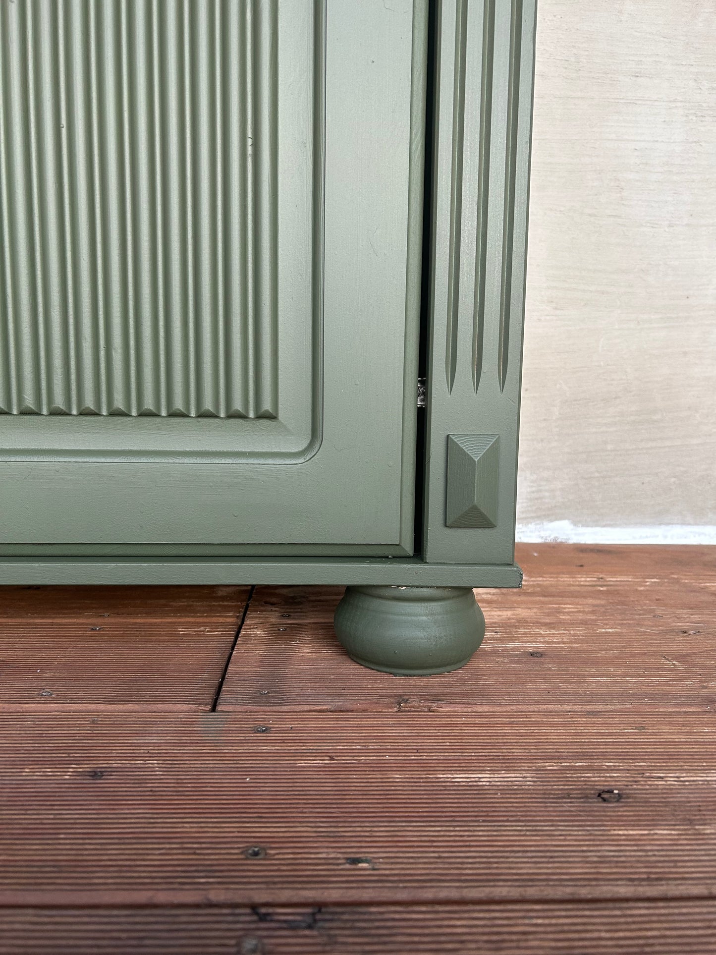 Olive grüne Kommode mit Gold Akzenten | Vertiko mit Gold Akzenten | Kommode mit Schubladen | Unikat | Einzelstück