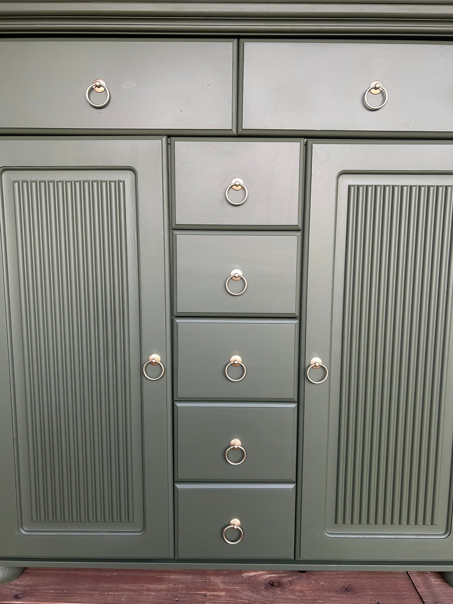 Olive grüne Kommode mit Gold Akzenten | Vertiko mit Gold Akzenten | Kommode mit Schubladen | Unikat | Einzelstück