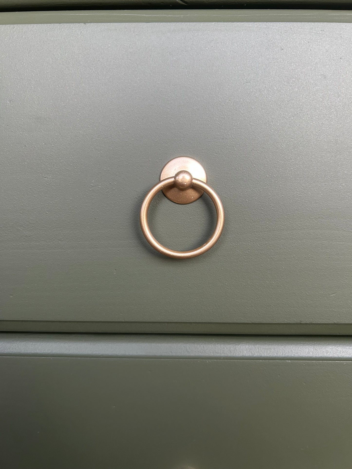 Olive grüne Kommode mit Gold Akzenten | Vertiko mit Gold Akzenten | Kommode mit Schubladen | Unikat | Einzelstück