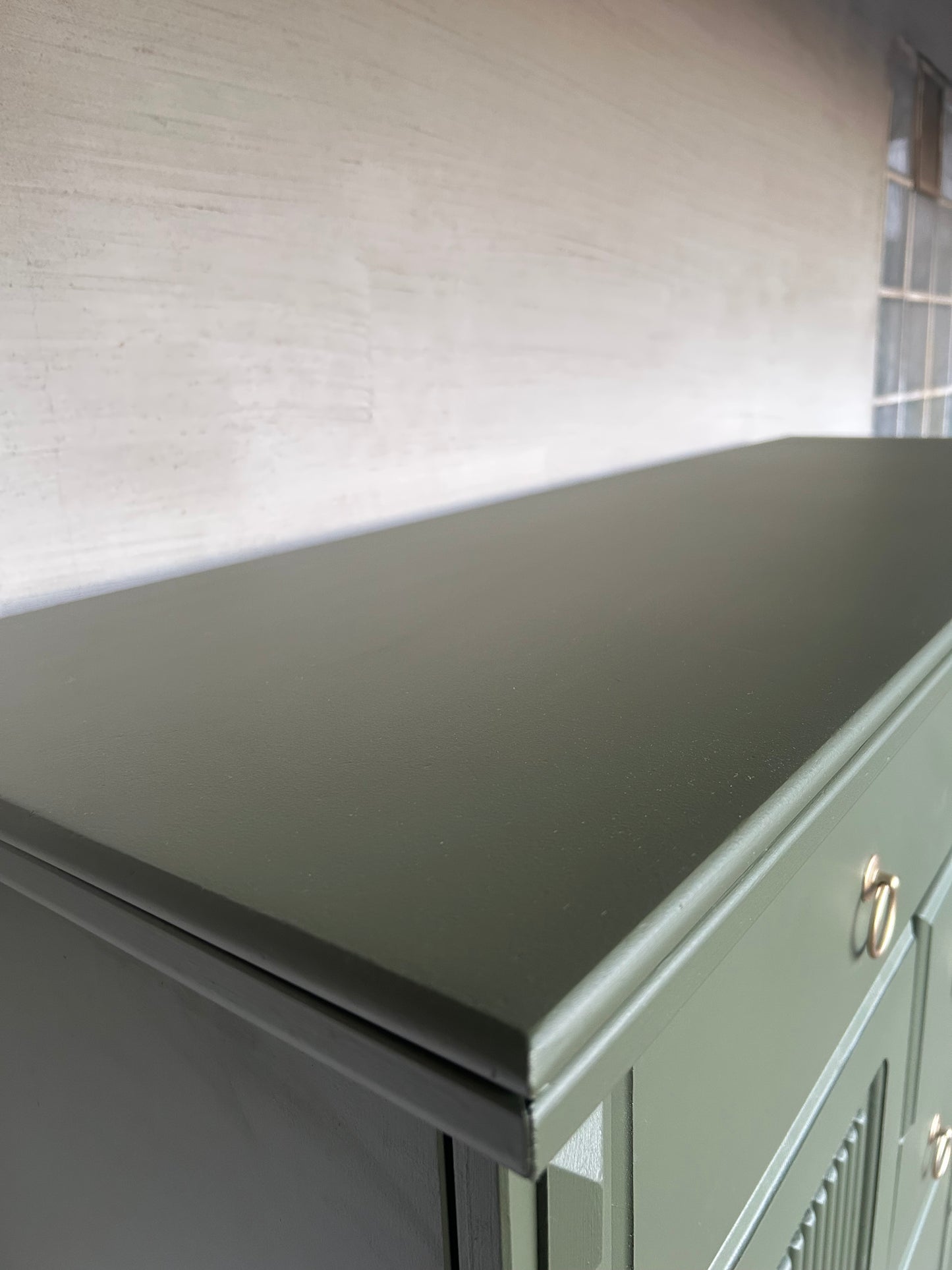 Olive grüne Kommode mit Gold Akzenten | Vertiko mit Gold Akzenten | Kommode mit Schubladen | Unikat | Einzelstück