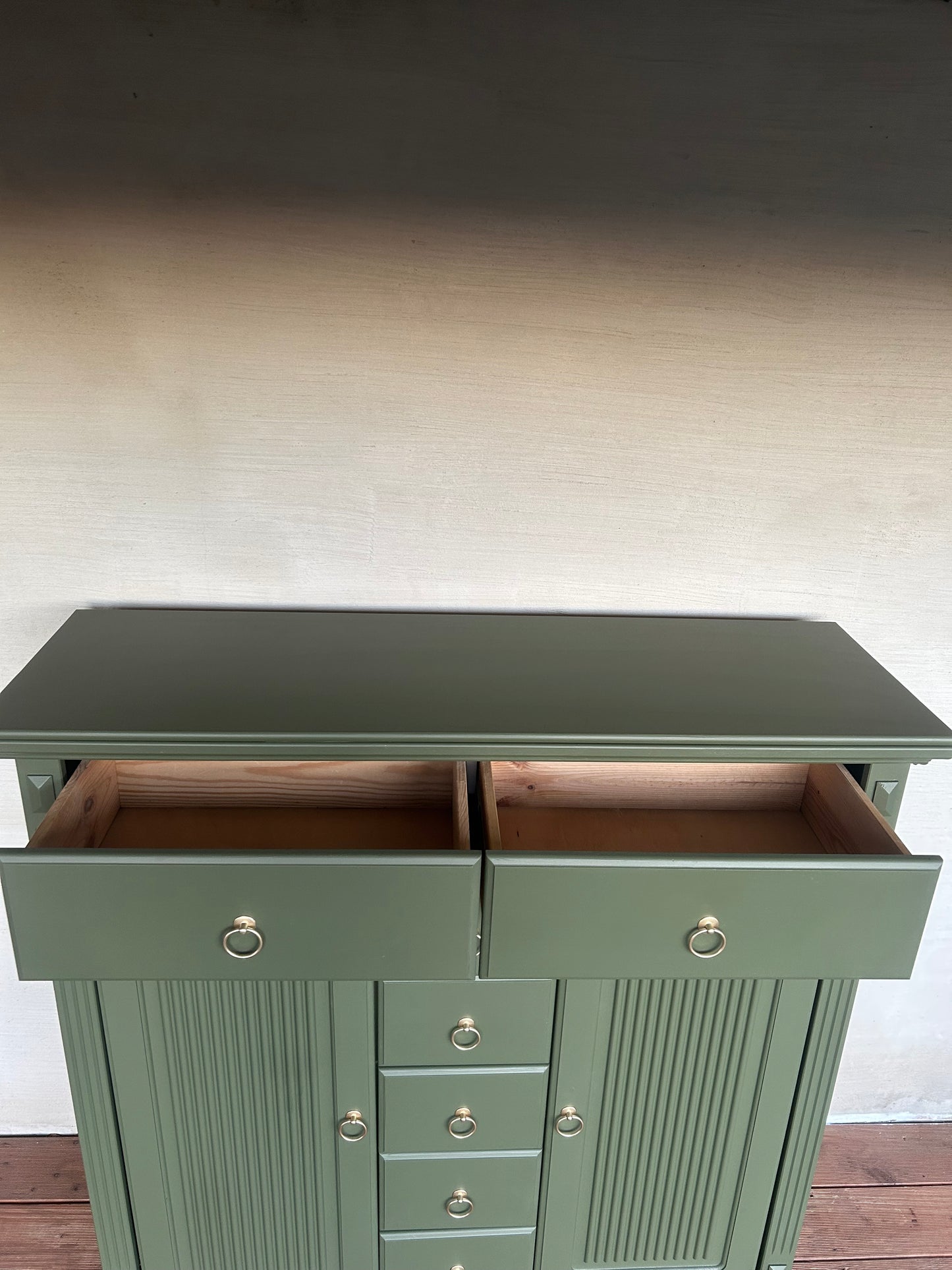 Olive grüne Kommode mit Gold Akzenten | Vertiko mit Gold Akzenten | Kommode mit Schubladen | Unikat | Einzelstück