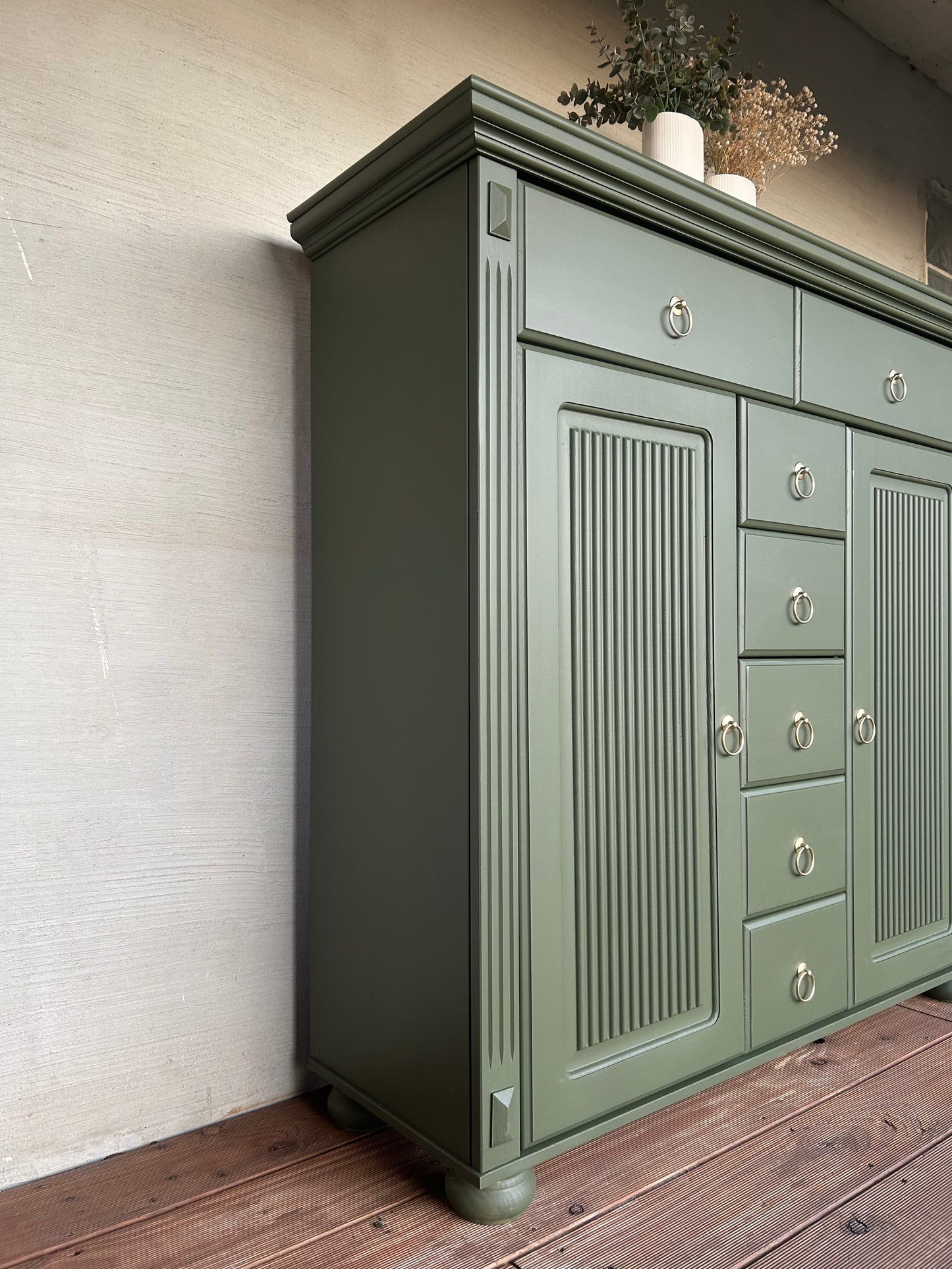Olive grüne Kommode mit Gold Akzenten | Vertiko mit Gold Akzenten | Kommode mit Schubladen | Unikat | Einzelstück