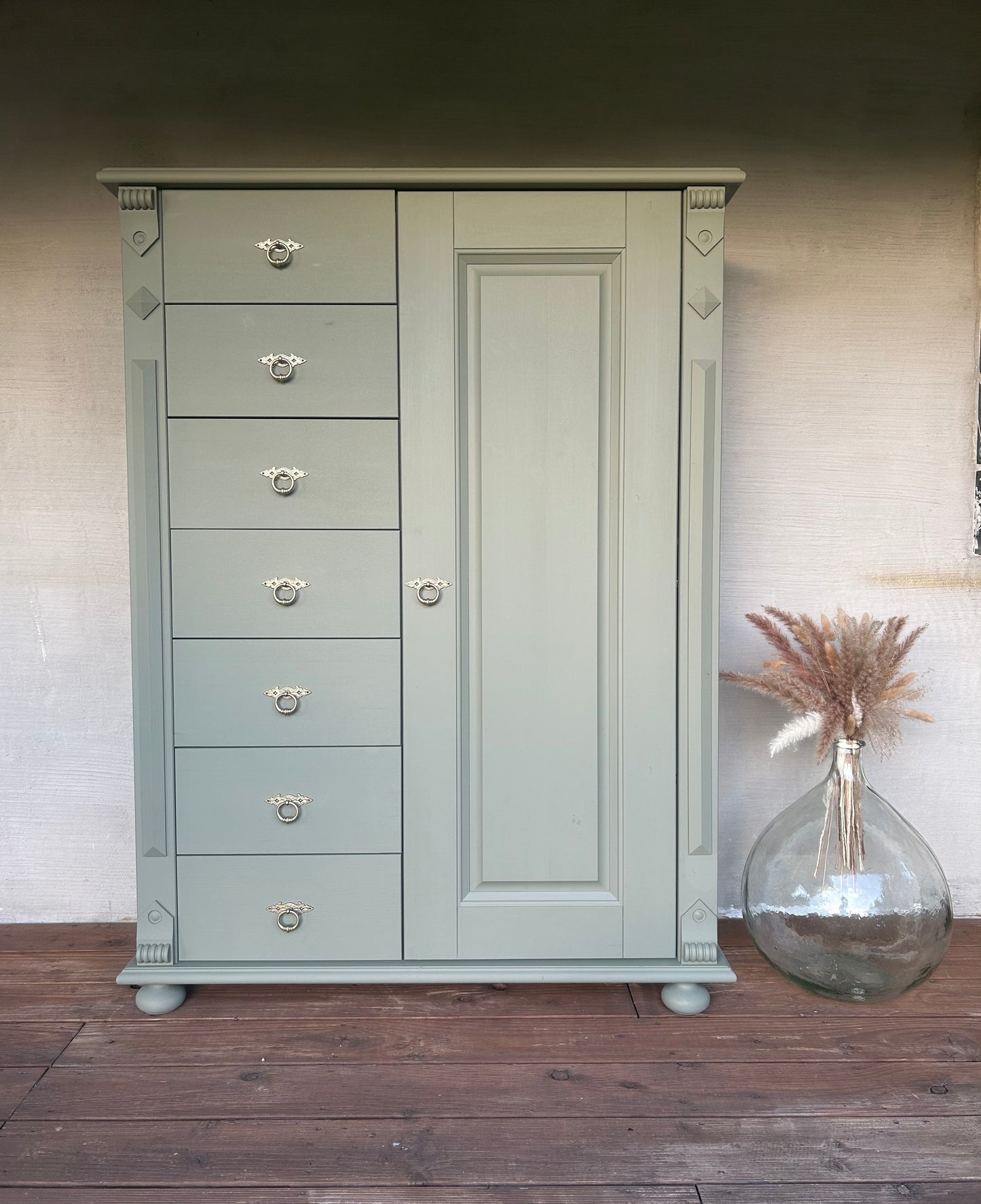 Salbei grüne Kommode mit Gold Akzenten | Vertiko mit Gold Akzenten | Kommode mit Schubladen | Unikat | Einzelstück